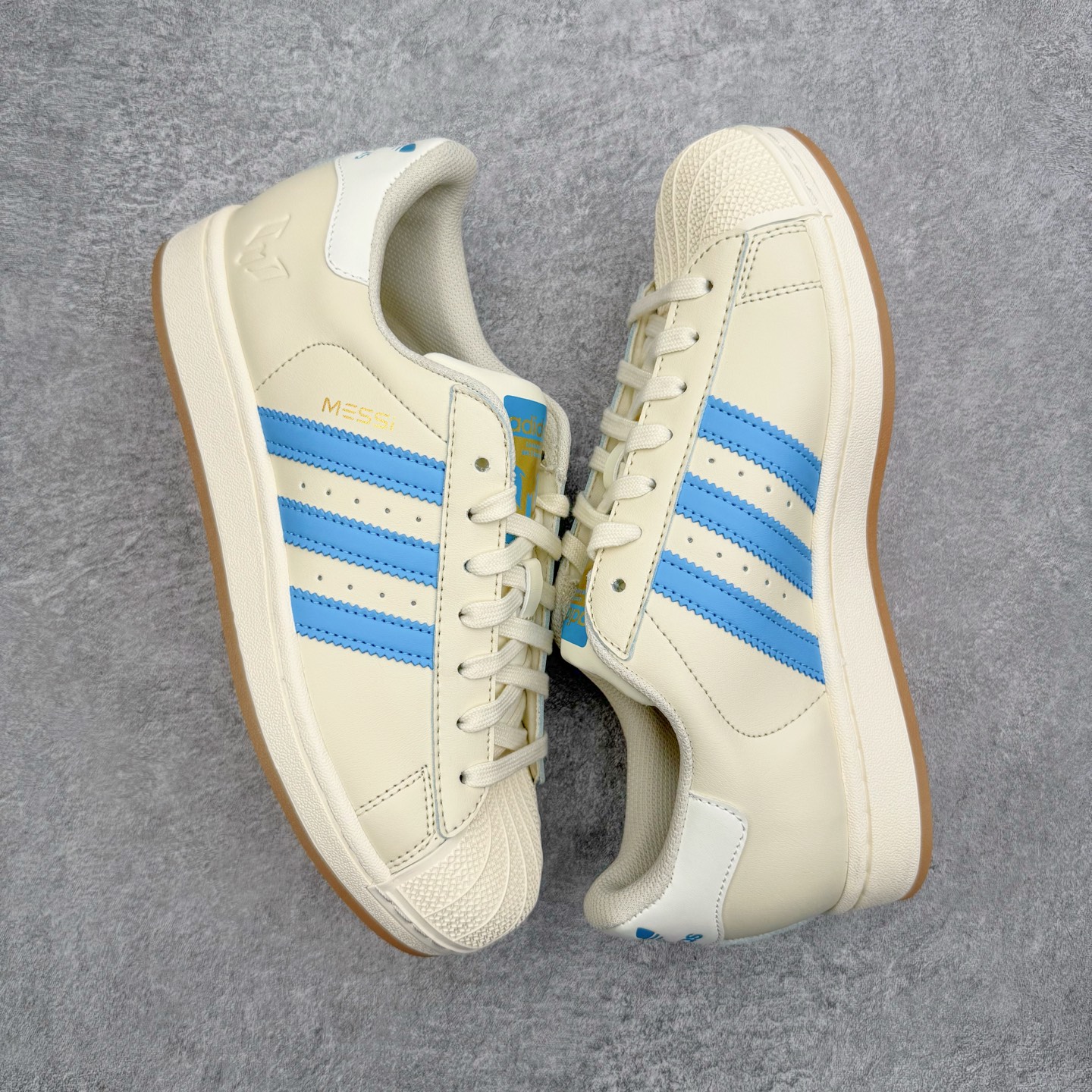 图片[3]-＃XP纯原套现福利 AD Originals Superstar 经典复古贝壳头板鞋 JQ1256 诞生于1969年 是第一双将全皮面鞋 身与橡胶鞋头结合在一起的低帮篮球鞋 Superstar最开始 是作为高帮篮球鞋Pro Model的低帮版本而出现的 但因为其独特和醒目的橡胶鞋头造型而让大家熟知 被大家形象地称为\\\”shelltoe\\\”贝壳头 在70年代的美国职业篮球场上 接近3/4的NBA球员都将这双Superstar作为场上用鞋 80年代之后 经过不断的改良和发展 Superstar逐渐成为横跨时装、音乐、街头文化、休闲和运动等各大领域的时尚潮鞋 尺码：36 36.5 37 38 38.5 39 40 40.5 41 42 42.5 43 44 44.5 45-选品中心