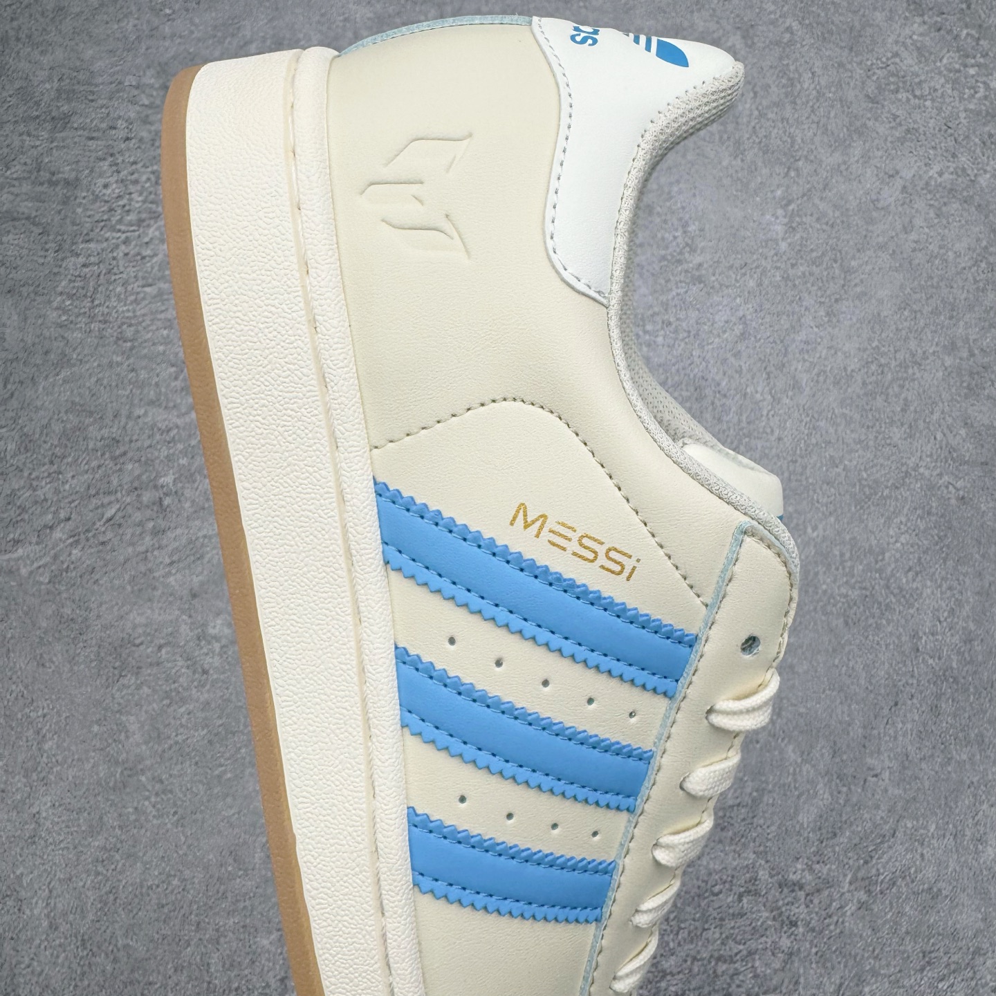 图片[6]-＃XP纯原套现福利 AD Originals Superstar 经典复古贝壳头板鞋 JQ1256 诞生于1969年 是第一双将全皮面鞋 身与橡胶鞋头结合在一起的低帮篮球鞋 Superstar最开始 是作为高帮篮球鞋Pro Model的低帮版本而出现的 但因为其独特和醒目的橡胶鞋头造型而让大家熟知 被大家形象地称为\\\”shelltoe\\\”贝壳头 在70年代的美国职业篮球场上 接近3/4的NBA球员都将这双Superstar作为场上用鞋 80年代之后 经过不断的改良和发展 Superstar逐渐成为横跨时装、音乐、街头文化、休闲和运动等各大领域的时尚潮鞋 尺码：36 36.5 37 38 38.5 39 40 40.5 41 42 42.5 43 44 44.5 45-选品中心