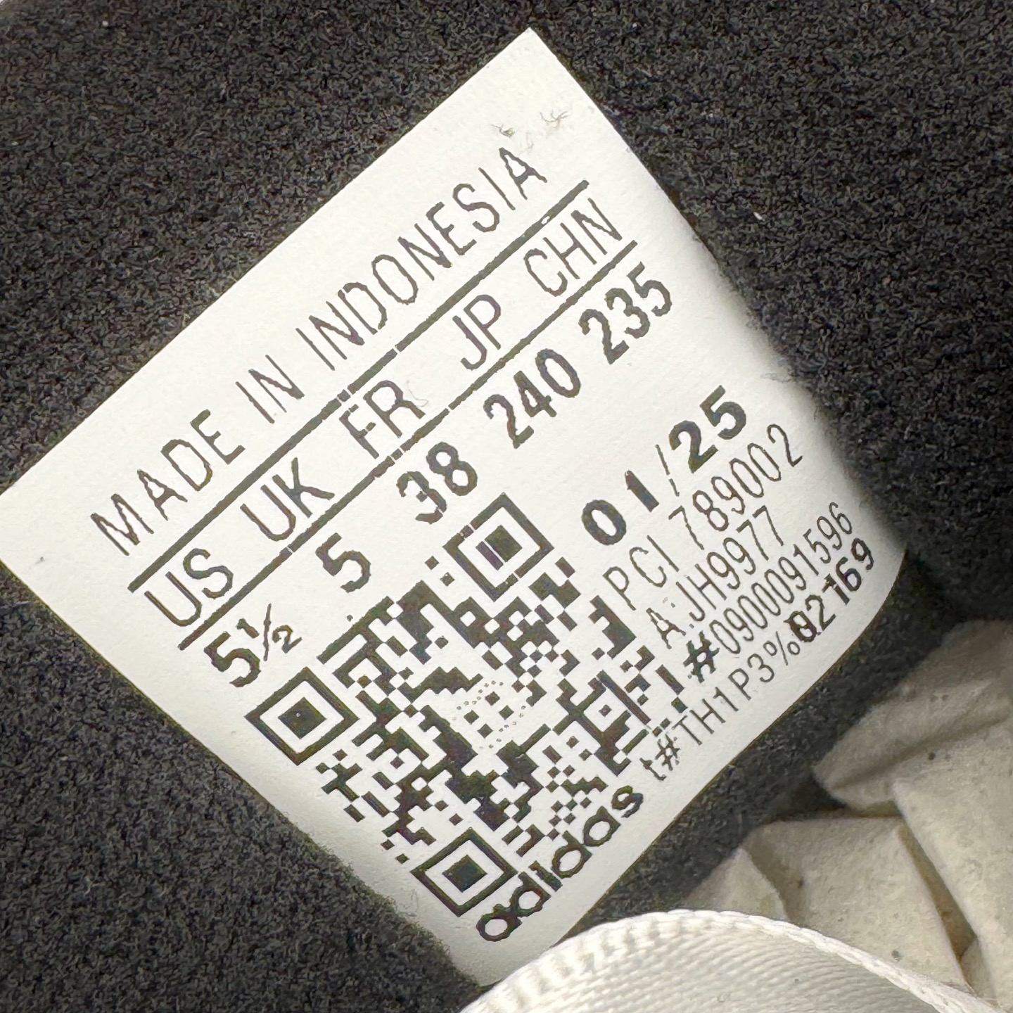 图片[10]-＃XP纯原套现福利 AD Originals Superstar 经典复古贝壳头板鞋 JH9977 诞生于1969年 是第一双将全皮面鞋 身与橡胶鞋头结合在一起的低帮篮球鞋 Superstar最开始 是作为高帮篮球鞋Pro Model的低帮版本而出现的 但因为其独特和醒目的橡胶鞋头造型而让大家熟知 被大家形象地称为\\\”shelltoe\\\”贝壳头 在70年代的美国职业篮球场上 接近3/4的NBA球员都将这双Superstar作为场上用鞋 80年代之后 经过不断的改良和发展 Superstar逐渐成为横跨时装、音乐、街头文化、休闲和运动等各大领域的时尚潮鞋 尺码：36 36.5 37 38 38.5 39 40 40.5 41 42 42.5 43 44 44.5 45-选品中心