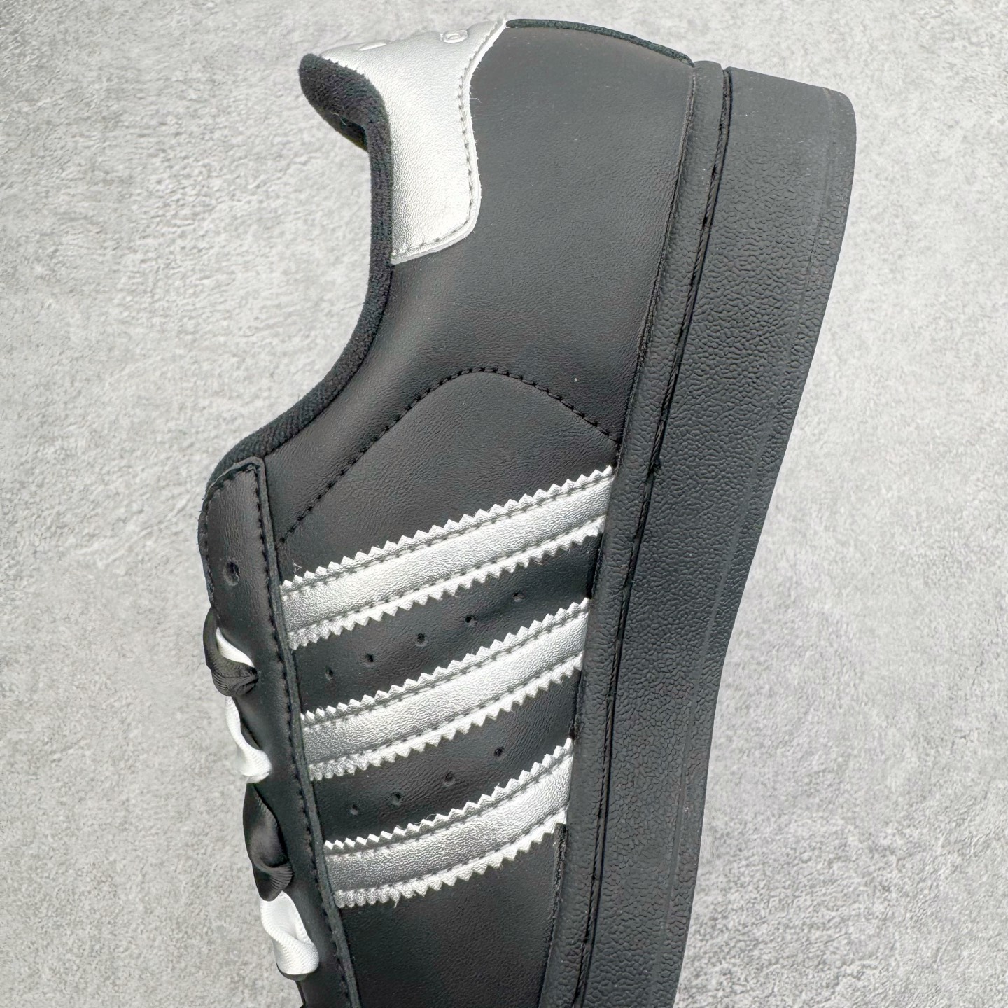 图片[7]-＃XP纯原套现福利 AD Originals Superstar 经典复古贝壳头板鞋 JH9977 诞生于1969年 是第一双将全皮面鞋 身与橡胶鞋头结合在一起的低帮篮球鞋 Superstar最开始 是作为高帮篮球鞋Pro Model的低帮版本而出现的 但因为其独特和醒目的橡胶鞋头造型而让大家熟知 被大家形象地称为\\\”shelltoe\\\”贝壳头 在70年代的美国职业篮球场上 接近3/4的NBA球员都将这双Superstar作为场上用鞋 80年代之后 经过不断的改良和发展 Superstar逐渐成为横跨时装、音乐、街头文化、休闲和运动等各大领域的时尚潮鞋 尺码：36 36.5 37 38 38.5 39 40 40.5 41 42 42.5 43 44 44.5 45-选品中心