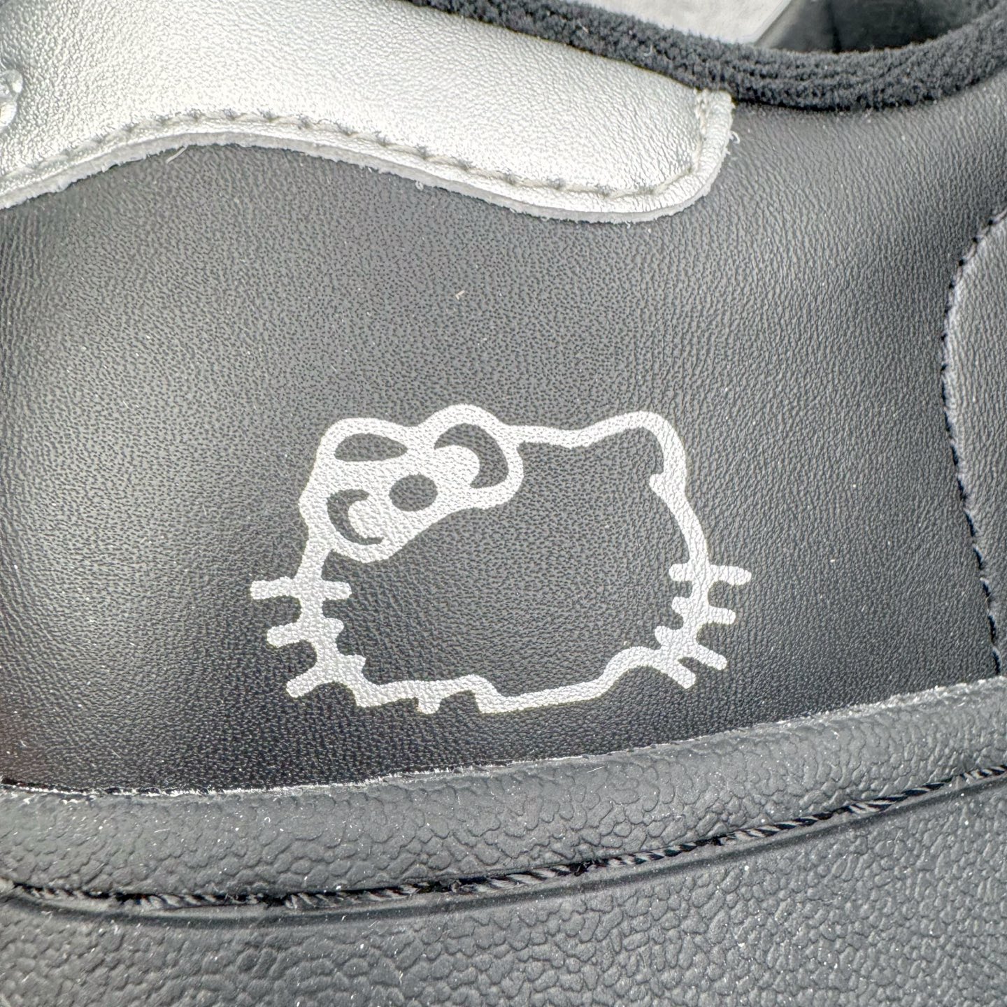 图片[12]-＃XP纯原套现福利 AD Originals Superstar 经典复古贝壳头板鞋 JH9977 诞生于1969年 是第一双将全皮面鞋 身与橡胶鞋头结合在一起的低帮篮球鞋 Superstar最开始 是作为高帮篮球鞋Pro Model的低帮版本而出现的 但因为其独特和醒目的橡胶鞋头造型而让大家熟知 被大家形象地称为\\\”shelltoe\\\”贝壳头 在70年代的美国职业篮球场上 接近3/4的NBA球员都将这双Superstar作为场上用鞋 80年代之后 经过不断的改良和发展 Superstar逐渐成为横跨时装、音乐、街头文化、休闲和运动等各大领域的时尚潮鞋 尺码：36 36.5 37 38 38.5 39 40 40.5 41 42 42.5 43 44 44.5 45-选品中心