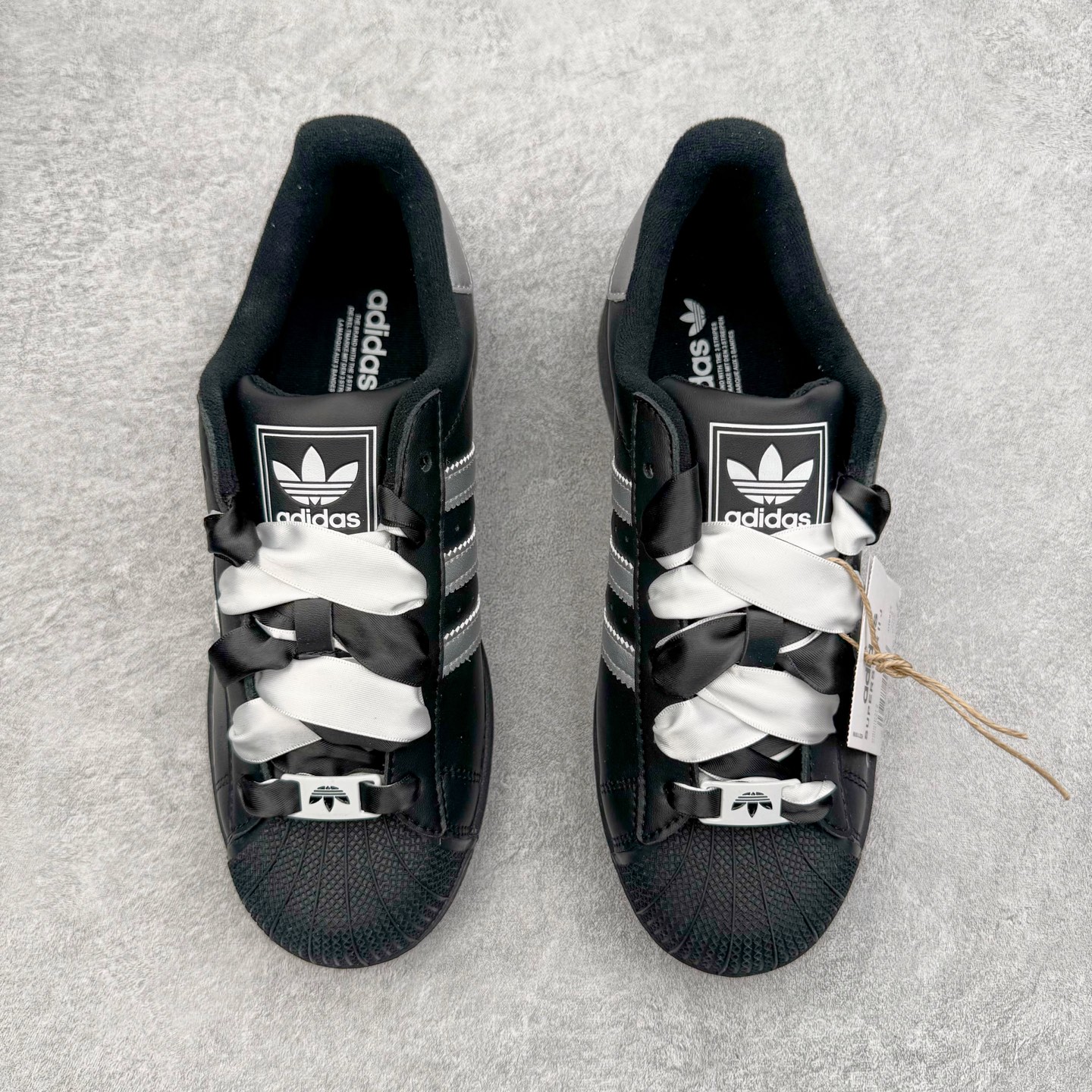 图片[2]-＃XP纯原套现福利 AD Originals Superstar 经典复古贝壳头板鞋 JH9977 诞生于1969年 是第一双将全皮面鞋 身与橡胶鞋头结合在一起的低帮篮球鞋 Superstar最开始 是作为高帮篮球鞋Pro Model的低帮版本而出现的 但因为其独特和醒目的橡胶鞋头造型而让大家熟知 被大家形象地称为\\\”shelltoe\\\”贝壳头 在70年代的美国职业篮球场上 接近3/4的NBA球员都将这双Superstar作为场上用鞋 80年代之后 经过不断的改良和发展 Superstar逐渐成为横跨时装、音乐、街头文化、休闲和运动等各大领域的时尚潮鞋 尺码：36 36.5 37 38 38.5 39 40 40.5 41 42 42.5 43 44 44.5 45-选品中心