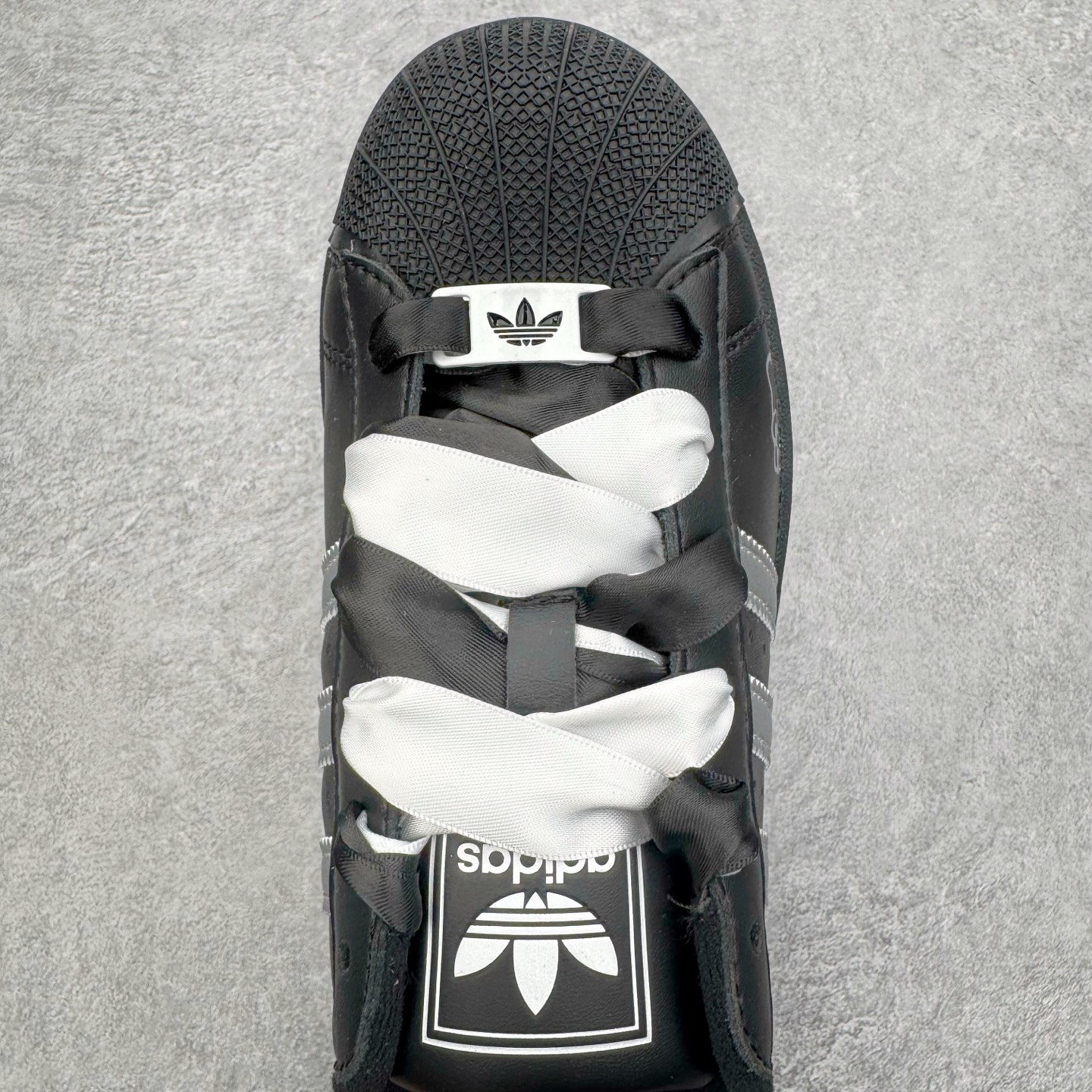 图片[4]-＃XP纯原套现福利 AD Originals Superstar 经典复古贝壳头板鞋 JH9977 诞生于1969年 是第一双将全皮面鞋 身与橡胶鞋头结合在一起的低帮篮球鞋 Superstar最开始 是作为高帮篮球鞋Pro Model的低帮版本而出现的 但因为其独特和醒目的橡胶鞋头造型而让大家熟知 被大家形象地称为\\\”shelltoe\\\”贝壳头 在70年代的美国职业篮球场上 接近3/4的NBA球员都将这双Superstar作为场上用鞋 80年代之后 经过不断的改良和发展 Superstar逐渐成为横跨时装、音乐、街头文化、休闲和运动等各大领域的时尚潮鞋 尺码：36 36.5 37 38 38.5 39 40 40.5 41 42 42.5 43 44 44.5 45-选品中心