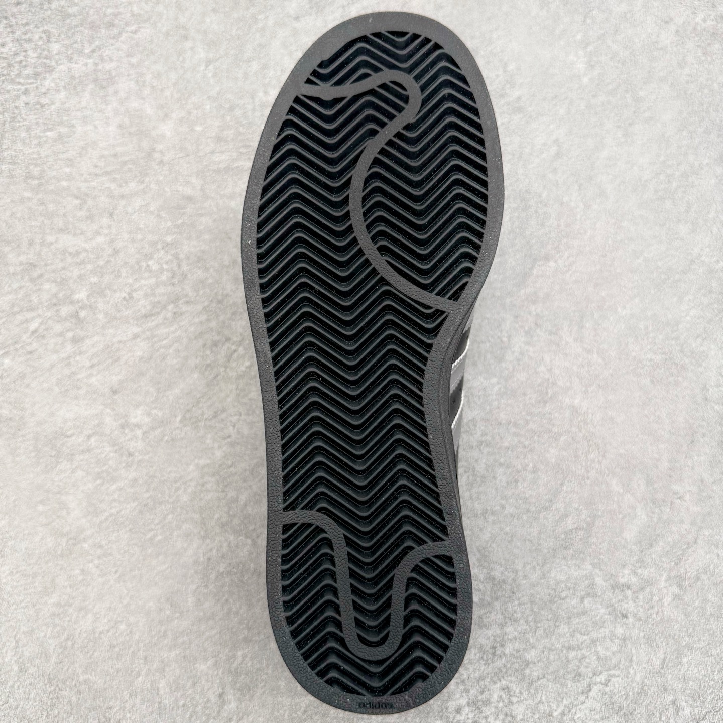 图片[9]-＃XP纯原套现福利 AD Originals Superstar 经典复古贝壳头板鞋 JH9977 诞生于1969年 是第一双将全皮面鞋 身与橡胶鞋头结合在一起的低帮篮球鞋 Superstar最开始 是作为高帮篮球鞋Pro Model的低帮版本而出现的 但因为其独特和醒目的橡胶鞋头造型而让大家熟知 被大家形象地称为\\\”shelltoe\\\”贝壳头 在70年代的美国职业篮球场上 接近3/4的NBA球员都将这双Superstar作为场上用鞋 80年代之后 经过不断的改良和发展 Superstar逐渐成为横跨时装、音乐、街头文化、休闲和运动等各大领域的时尚潮鞋 尺码：36 36.5 37 38 38.5 39 40 40.5 41 42 42.5 43 44 44.5 45-选品中心