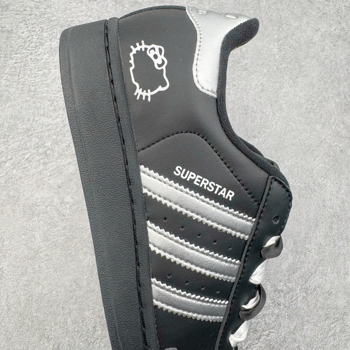 图片[6]-＃XP纯原套现福利 AD Originals Superstar 经典复古贝壳头板鞋 JH9977 诞生于1969年 是第一双将全皮面鞋 身与橡胶鞋头结合在一起的低帮篮球鞋 Superstar最开始 是作为高帮篮球鞋Pro Model的低帮版本而出现的 但因为其独特和醒目的橡胶鞋头造型而让大家熟知 被大家形象地称为\\\”shelltoe\\\”贝壳头 在70年代的美国职业篮球场上 接近3/4的NBA球员都将这双Superstar作为场上用鞋 80年代之后 经过不断的改良和发展 Superstar逐渐成为横跨时装、音乐、街头文化、休闲和运动等各大领域的时尚潮鞋 尺码：36 36.5 37 38 38.5 39 40 40.5 41 42 42.5 43 44 44.5 45-选品中心