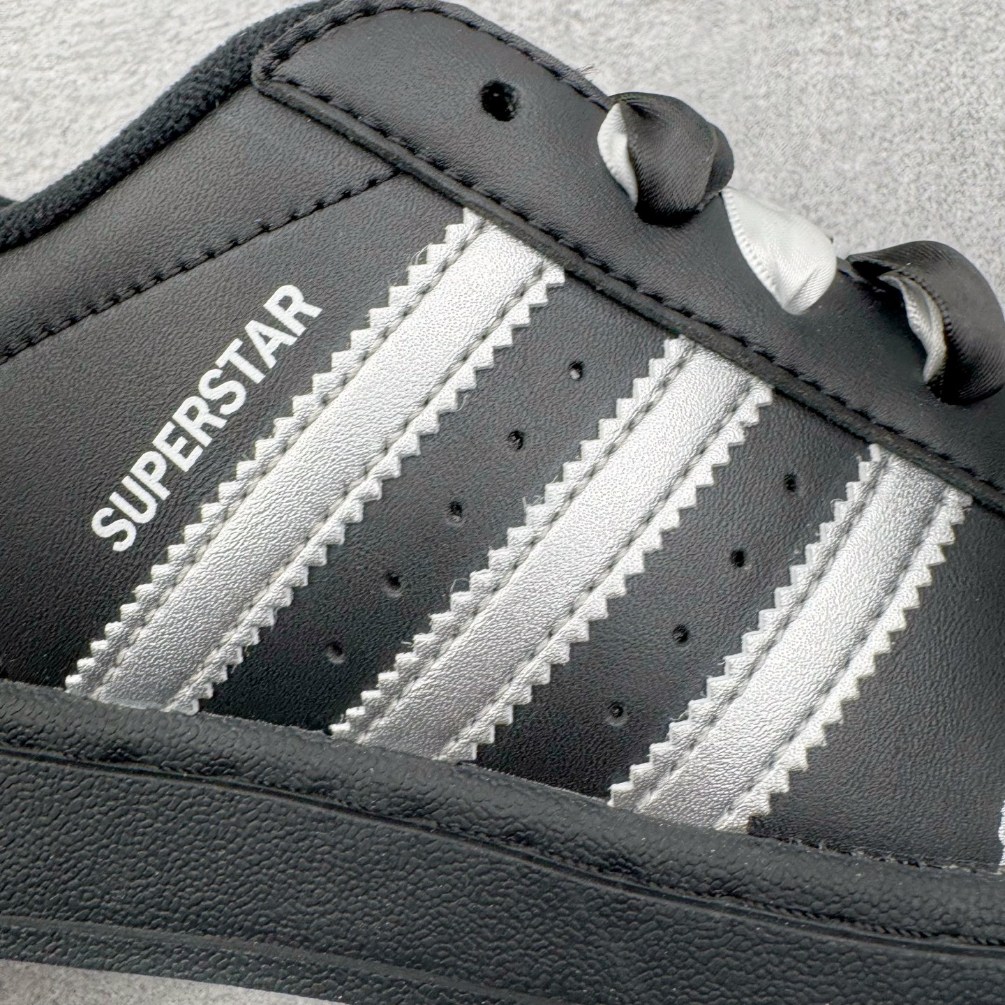 图片[13]-＃XP纯原套现福利 AD Originals Superstar 经典复古贝壳头板鞋 JH9977 诞生于1969年 是第一双将全皮面鞋 身与橡胶鞋头结合在一起的低帮篮球鞋 Superstar最开始 是作为高帮篮球鞋Pro Model的低帮版本而出现的 但因为其独特和醒目的橡胶鞋头造型而让大家熟知 被大家形象地称为\\\”shelltoe\\\”贝壳头 在70年代的美国职业篮球场上 接近3/4的NBA球员都将这双Superstar作为场上用鞋 80年代之后 经过不断的改良和发展 Superstar逐渐成为横跨时装、音乐、街头文化、休闲和运动等各大领域的时尚潮鞋 尺码：36 36.5 37 38 38.5 39 40 40.5 41 42 42.5 43 44 44.5 45-选品中心