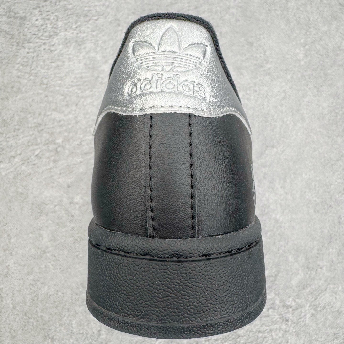 图片[8]-＃XP纯原套现福利 AD Originals Superstar 经典复古贝壳头板鞋 JH9977 诞生于1969年 是第一双将全皮面鞋 身与橡胶鞋头结合在一起的低帮篮球鞋 Superstar最开始 是作为高帮篮球鞋Pro Model的低帮版本而出现的 但因为其独特和醒目的橡胶鞋头造型而让大家熟知 被大家形象地称为\\\”shelltoe\\\”贝壳头 在70年代的美国职业篮球场上 接近3/4的NBA球员都将这双Superstar作为场上用鞋 80年代之后 经过不断的改良和发展 Superstar逐渐成为横跨时装、音乐、街头文化、休闲和运动等各大领域的时尚潮鞋 尺码：36 36.5 37 38 38.5 39 40 40.5 41 42 42.5 43 44 44.5 45-选品中心