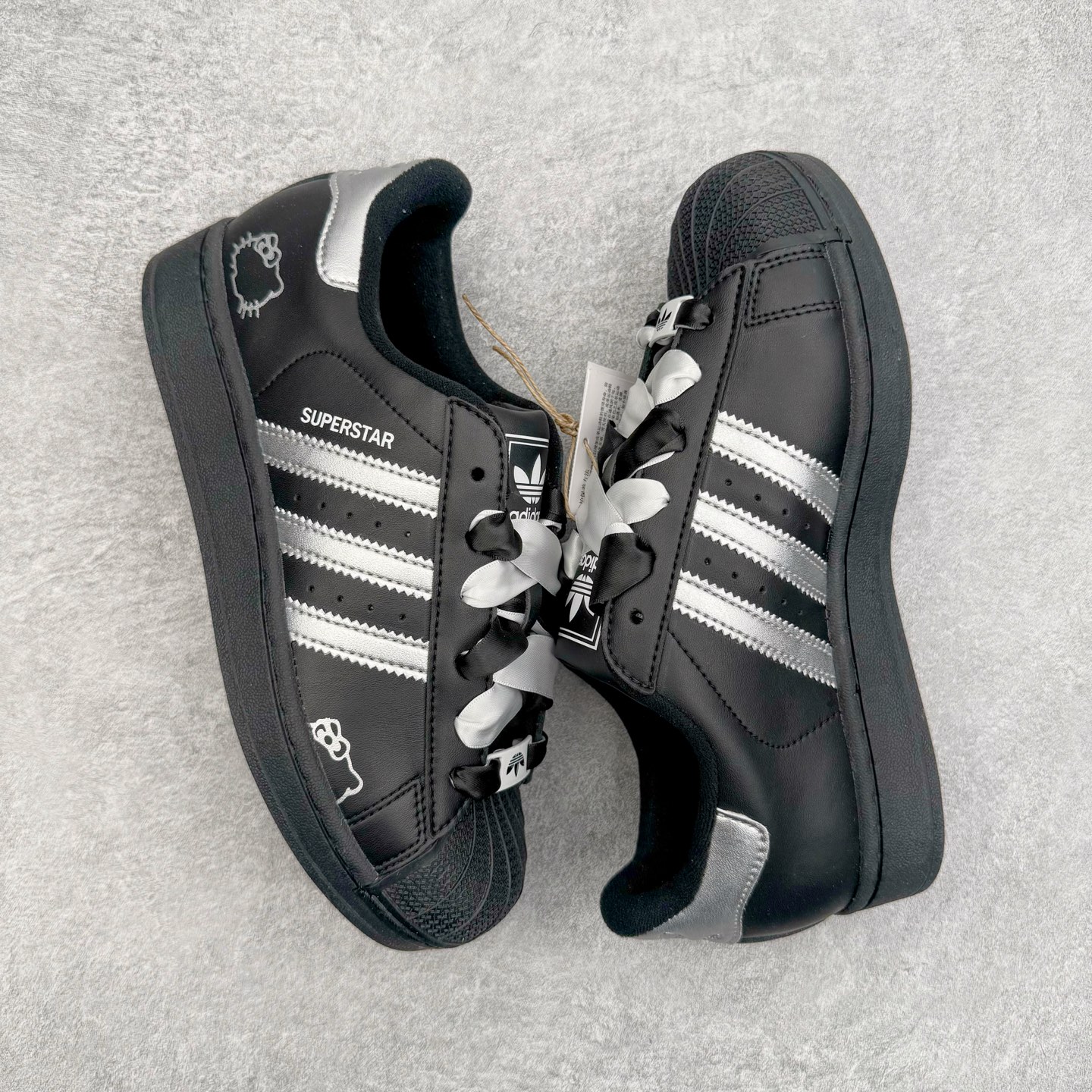 图片[3]-＃XP纯原套现福利 AD Originals Superstar 经典复古贝壳头板鞋 JH9977 诞生于1969年 是第一双将全皮面鞋 身与橡胶鞋头结合在一起的低帮篮球鞋 Superstar最开始 是作为高帮篮球鞋Pro Model的低帮版本而出现的 但因为其独特和醒目的橡胶鞋头造型而让大家熟知 被大家形象地称为\\\”shelltoe\\\”贝壳头 在70年代的美国职业篮球场上 接近3/4的NBA球员都将这双Superstar作为场上用鞋 80年代之后 经过不断的改良和发展 Superstar逐渐成为横跨时装、音乐、街头文化、休闲和运动等各大领域的时尚潮鞋 尺码：36 36.5 37 38 38.5 39 40 40.5 41 42 42.5 43 44 44.5 45-选品中心