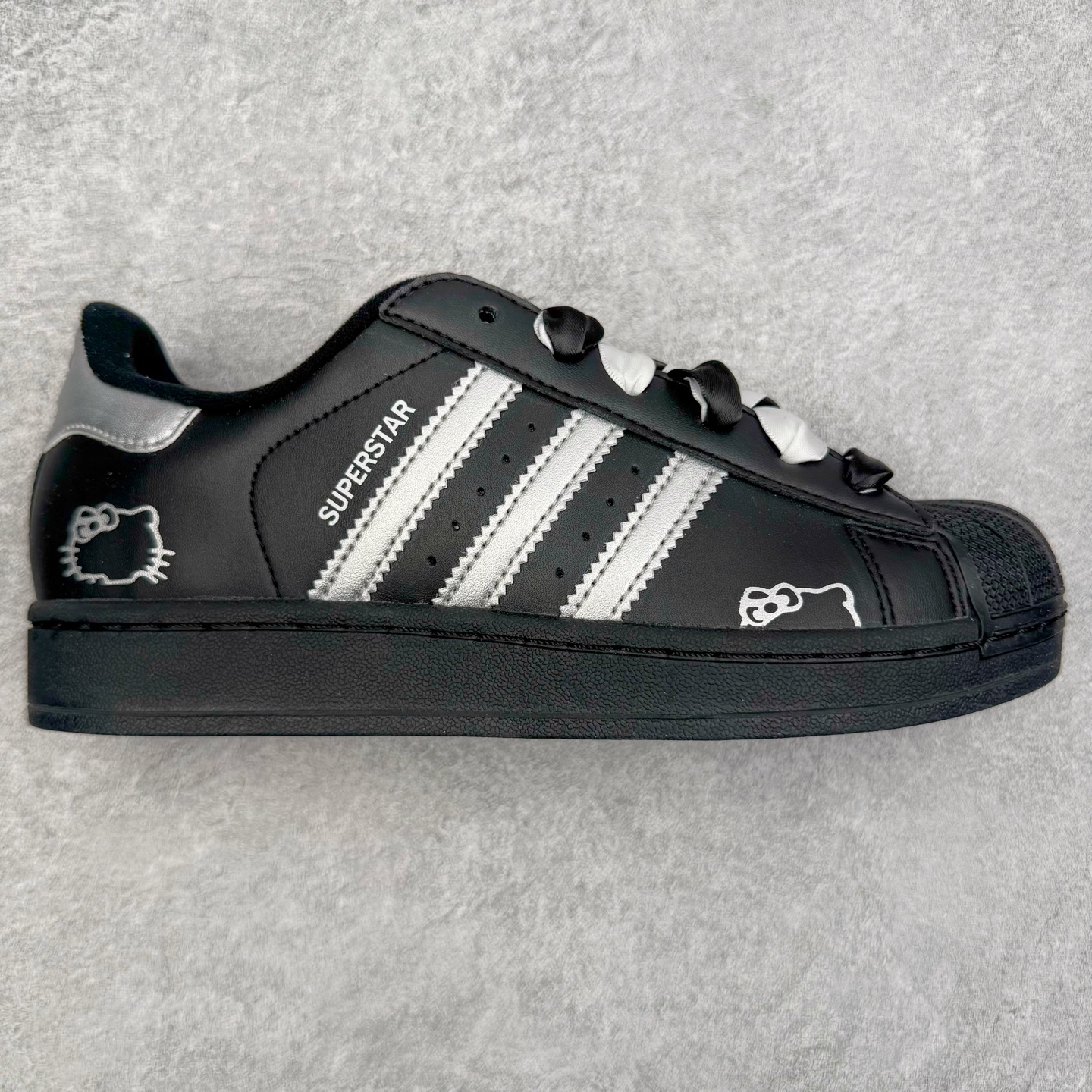 ＃XP纯原套现福利 AD Originals Superstar 经典复古贝壳头板鞋 JH9977 诞生于1969年 是第一双将全皮面鞋 身与橡胶鞋头结合在一起的低帮篮球鞋 Superstar最开始 是作为高帮篮球鞋Pro Model的低帮版本而出现的 但因为其独特和醒目的橡胶鞋头造型而让大家熟知 被大家形象地称为\\\