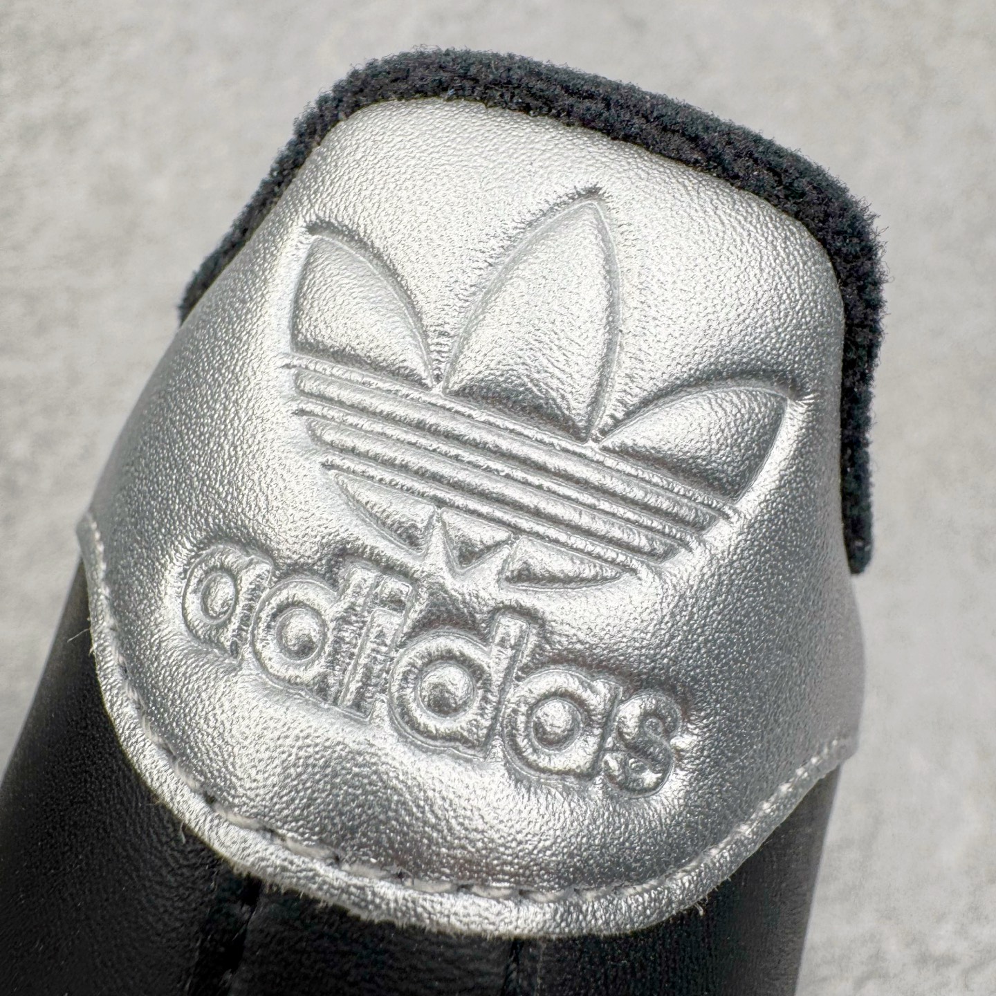 图片[11]-＃XP纯原套现福利 AD Originals Superstar 经典复古贝壳头板鞋 JH9977 诞生于1969年 是第一双将全皮面鞋 身与橡胶鞋头结合在一起的低帮篮球鞋 Superstar最开始 是作为高帮篮球鞋Pro Model的低帮版本而出现的 但因为其独特和醒目的橡胶鞋头造型而让大家熟知 被大家形象地称为\\\”shelltoe\\\”贝壳头 在70年代的美国职业篮球场上 接近3/4的NBA球员都将这双Superstar作为场上用鞋 80年代之后 经过不断的改良和发展 Superstar逐渐成为横跨时装、音乐、街头文化、休闲和运动等各大领域的时尚潮鞋 尺码：36 36.5 37 38 38.5 39 40 40.5 41 42 42.5 43 44 44.5 45-选品中心