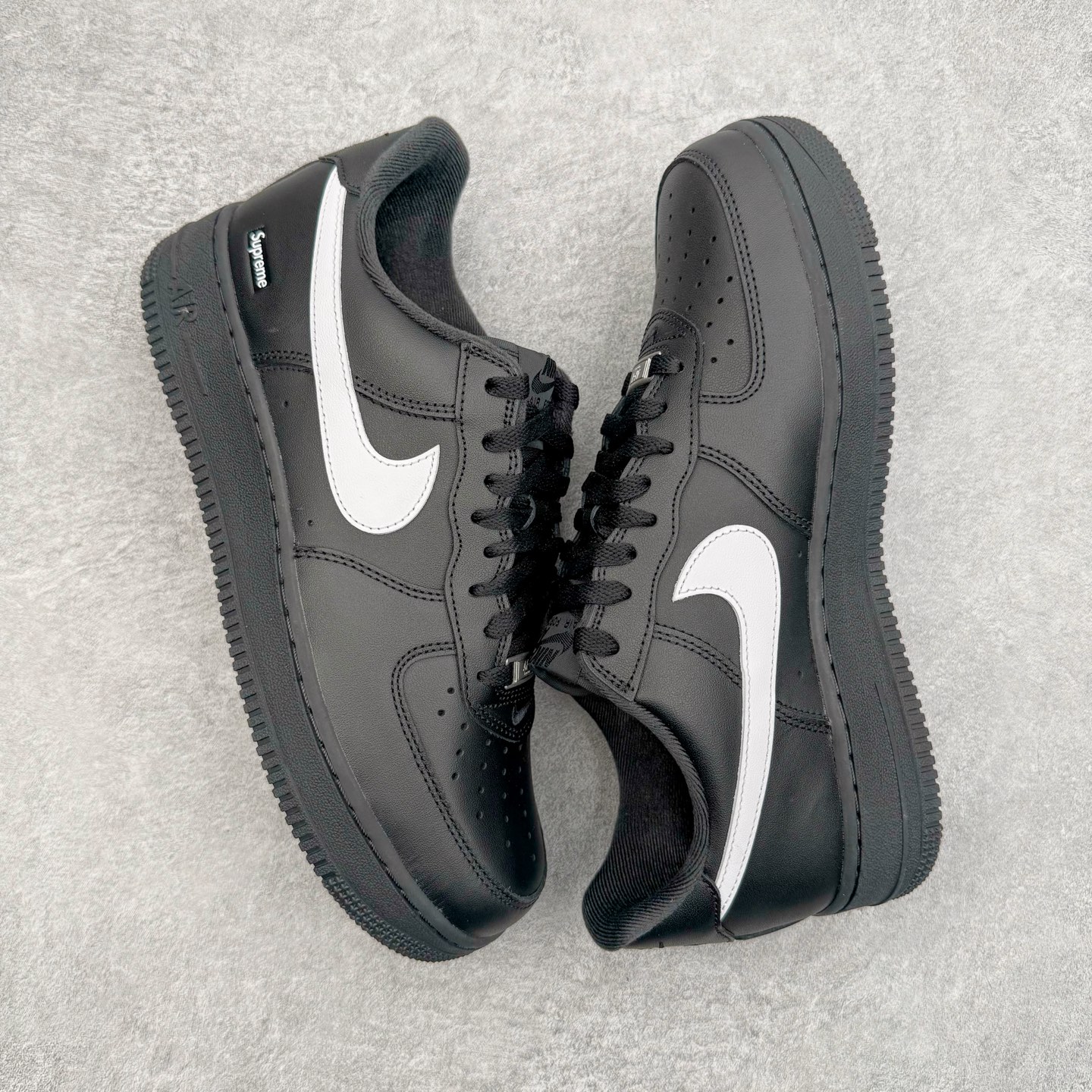 图片[3]-＃GX Supreme x NK Air Force 1 Low \’07 空军一号低帮经典板鞋 联名黑白 CU9225-002 经典老鞋 完美复刻 不规则波浪大底咬花 全鞋电脑针车 工整有序 视觉效果满分 原厂拉帮手法 标准四线 密度针距针孔大小控制到位 原装反口里网布海绵 正确卡色网眼大小 新版鞋撑改用纸团代替 原厂港宝加持完美还原灵魂版型 原盒原配从里到外百分百还原 原厂全头层原厂皮料 原标原盒 内置Sole气垫 中底白色背胶 中底划线 已经无限的接近公司 原厂楦头 原厂刺绣 后跟弧度修正 独家私模最大开发到48.5 尺码：35.5 36 37.5 38 38.5 39 40 40.5 41 42 42.5 43 44 44.5 45 46 47.5 48.5-选品中心