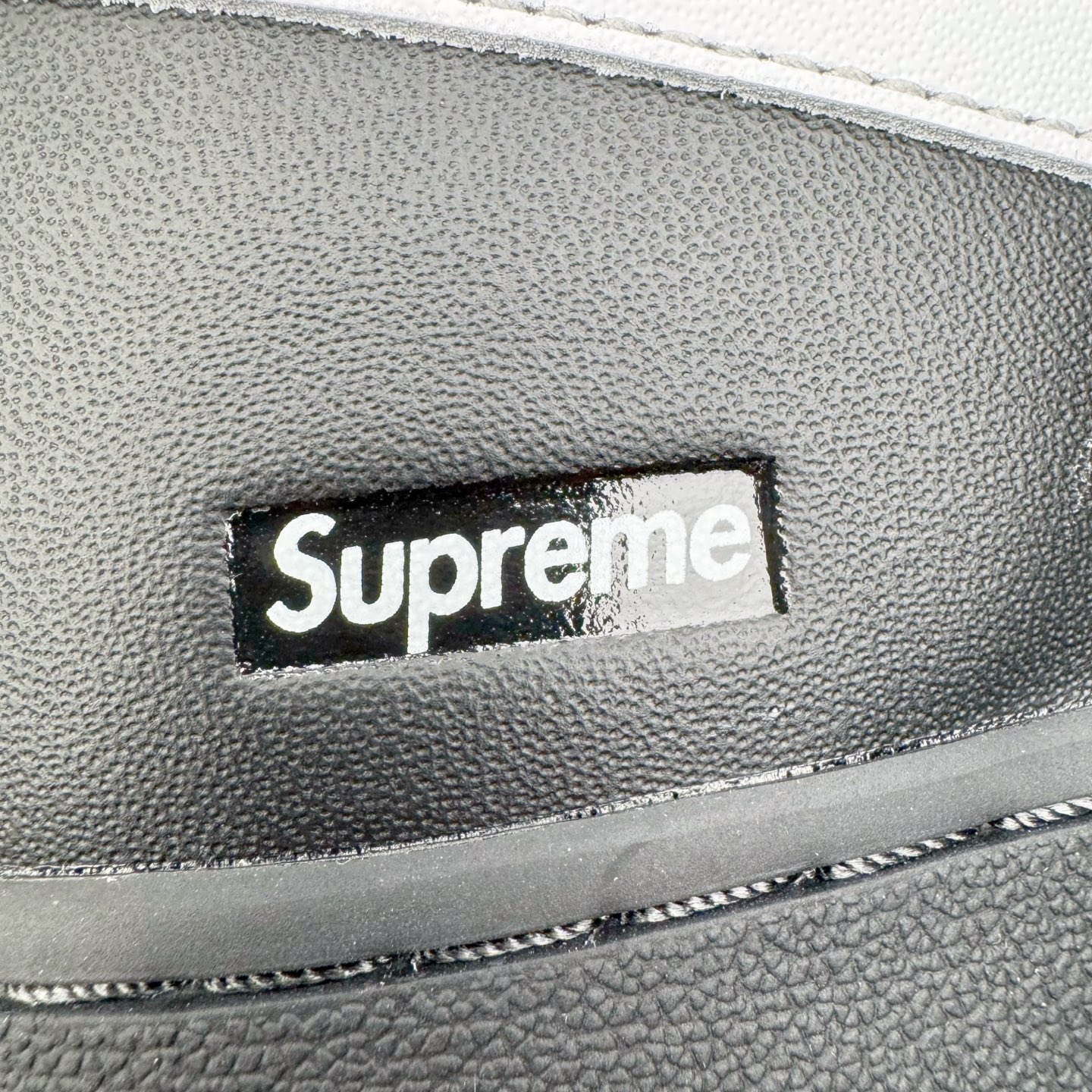 图片[19]-＃GX Supreme x NK Air Force 1 Low \’07 空军一号低帮经典板鞋 联名黑白 CU9225-002 经典老鞋 完美复刻 不规则波浪大底咬花 全鞋电脑针车 工整有序 视觉效果满分 原厂拉帮手法 标准四线 密度针距针孔大小控制到位 原装反口里网布海绵 正确卡色网眼大小 新版鞋撑改用纸团代替 原厂港宝加持完美还原灵魂版型 原盒原配从里到外百分百还原 原厂全头层原厂皮料 原标原盒 内置Sole气垫 中底白色背胶 中底划线 已经无限的接近公司 原厂楦头 原厂刺绣 后跟弧度修正 独家私模最大开发到48.5 尺码：35.5 36 37.5 38 38.5 39 40 40.5 41 42 42.5 43 44 44.5 45 46 47.5 48.5-选品中心