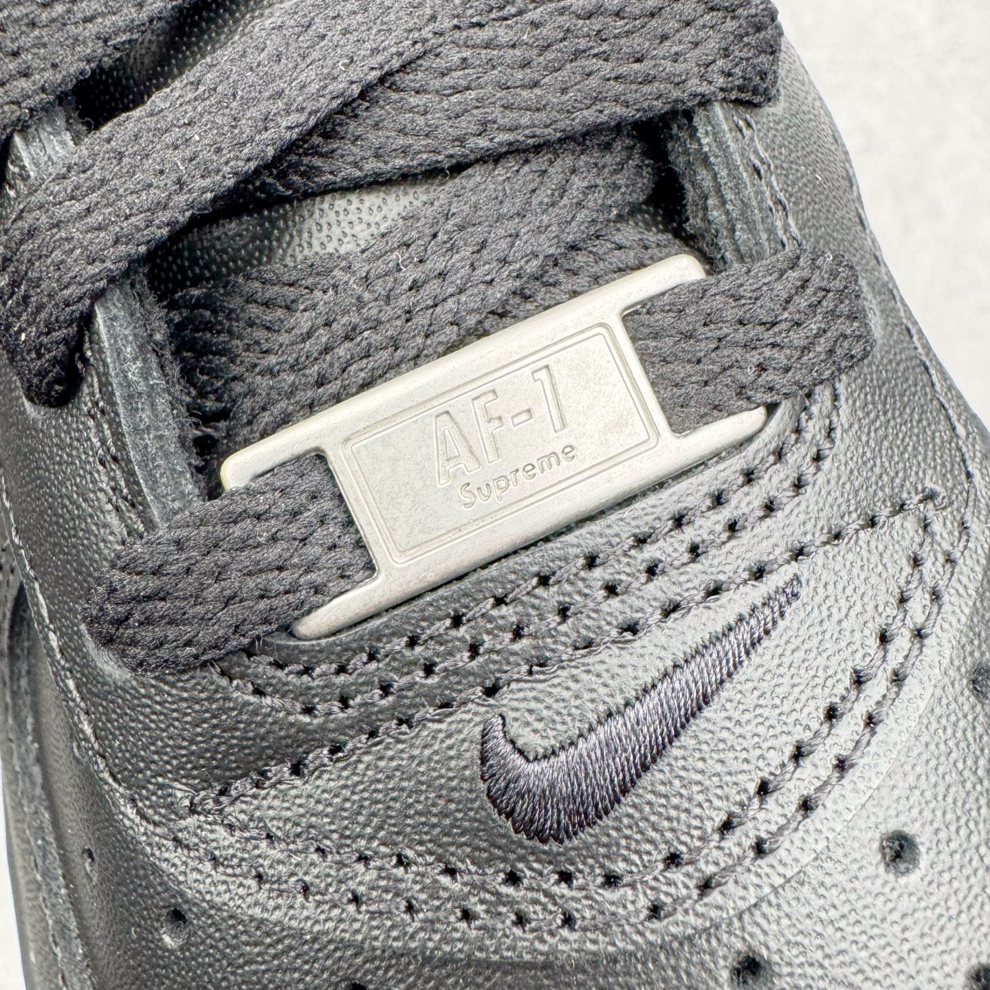 图片[14]-＃GX Supreme x NK Air Force 1 Low \’07 空军一号低帮经典板鞋 联名黑白 CU9225-002 经典老鞋 完美复刻 不规则波浪大底咬花 全鞋电脑针车 工整有序 视觉效果满分 原厂拉帮手法 标准四线 密度针距针孔大小控制到位 原装反口里网布海绵 正确卡色网眼大小 新版鞋撑改用纸团代替 原厂港宝加持完美还原灵魂版型 原盒原配从里到外百分百还原 原厂全头层原厂皮料 原标原盒 内置Sole气垫 中底白色背胶 中底划线 已经无限的接近公司 原厂楦头 原厂刺绣 后跟弧度修正 独家私模最大开发到48.5 尺码：35.5 36 37.5 38 38.5 39 40 40.5 41 42 42.5 43 44 44.5 45 46 47.5 48.5-选品中心