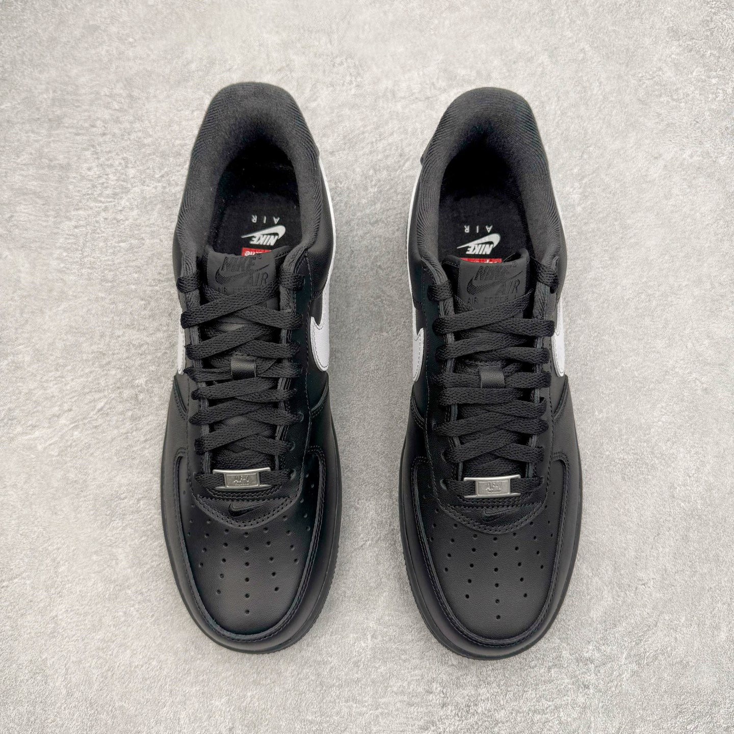 图片[2]-＃GX Supreme x NK Air Force 1 Low \’07 空军一号低帮经典板鞋 联名黑白 CU9225-002 经典老鞋 完美复刻 不规则波浪大底咬花 全鞋电脑针车 工整有序 视觉效果满分 原厂拉帮手法 标准四线 密度针距针孔大小控制到位 原装反口里网布海绵 正确卡色网眼大小 新版鞋撑改用纸团代替 原厂港宝加持完美还原灵魂版型 原盒原配从里到外百分百还原 原厂全头层原厂皮料 原标原盒 内置Sole气垫 中底白色背胶 中底划线 已经无限的接近公司 原厂楦头 原厂刺绣 后跟弧度修正 独家私模最大开发到48.5 尺码：35.5 36 37.5 38 38.5 39 40 40.5 41 42 42.5 43 44 44.5 45 46 47.5 48.5-选品中心