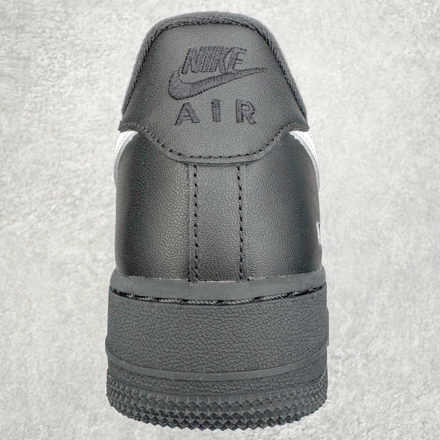 图片[8]-＃GX Supreme x NK Air Force 1 Low \’07 空军一号低帮经典板鞋 联名黑白 CU9225-002 经典老鞋 完美复刻 不规则波浪大底咬花 全鞋电脑针车 工整有序 视觉效果满分 原厂拉帮手法 标准四线 密度针距针孔大小控制到位 原装反口里网布海绵 正确卡色网眼大小 新版鞋撑改用纸团代替 原厂港宝加持完美还原灵魂版型 原盒原配从里到外百分百还原 原厂全头层原厂皮料 原标原盒 内置Sole气垫 中底白色背胶 中底划线 已经无限的接近公司 原厂楦头 原厂刺绣 后跟弧度修正 独家私模最大开发到48.5 尺码：35.5 36 37.5 38 38.5 39 40 40.5 41 42 42.5 43 44 44.5 45 46 47.5 48.5-选品中心