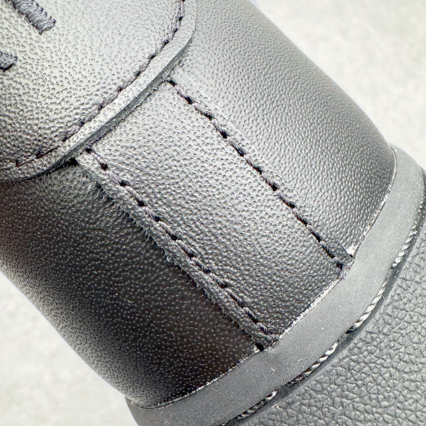 图片[16]-＃GX Supreme x NK Air Force 1 Low \’07 空军一号低帮经典板鞋 联名黑白 CU9225-002 经典老鞋 完美复刻 不规则波浪大底咬花 全鞋电脑针车 工整有序 视觉效果满分 原厂拉帮手法 标准四线 密度针距针孔大小控制到位 原装反口里网布海绵 正确卡色网眼大小 新版鞋撑改用纸团代替 原厂港宝加持完美还原灵魂版型 原盒原配从里到外百分百还原 原厂全头层原厂皮料 原标原盒 内置Sole气垫 中底白色背胶 中底划线 已经无限的接近公司 原厂楦头 原厂刺绣 后跟弧度修正 独家私模最大开发到48.5 尺码：35.5 36 37.5 38 38.5 39 40 40.5 41 42 42.5 43 44 44.5 45 46 47.5 48.5-选品中心