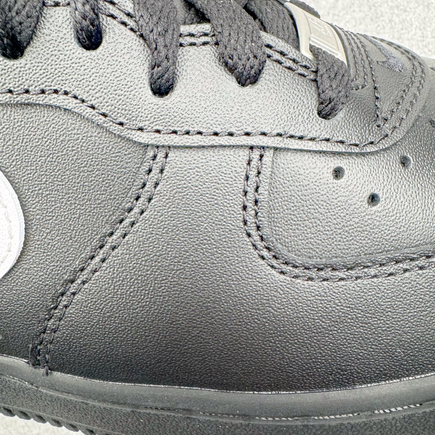 图片[20]-＃GX Supreme x NK Air Force 1 Low \’07 空军一号低帮经典板鞋 联名黑白 CU9225-002 经典老鞋 完美复刻 不规则波浪大底咬花 全鞋电脑针车 工整有序 视觉效果满分 原厂拉帮手法 标准四线 密度针距针孔大小控制到位 原装反口里网布海绵 正确卡色网眼大小 新版鞋撑改用纸团代替 原厂港宝加持完美还原灵魂版型 原盒原配从里到外百分百还原 原厂全头层原厂皮料 原标原盒 内置Sole气垫 中底白色背胶 中底划线 已经无限的接近公司 原厂楦头 原厂刺绣 后跟弧度修正 独家私模最大开发到48.5 尺码：35.5 36 37.5 38 38.5 39 40 40.5 41 42 42.5 43 44 44.5 45 46 47.5 48.5-选品中心