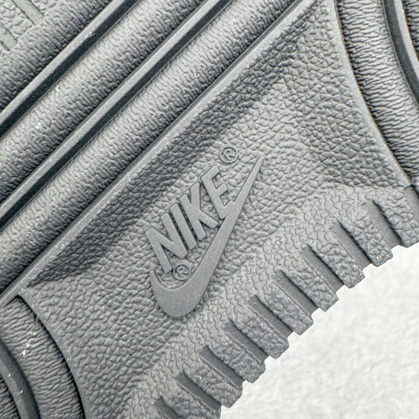 图片[22]-＃GX Supreme x NK Air Force 1 Low \’07 空军一号低帮经典板鞋 联名黑白 CU9225-002 经典老鞋 完美复刻 不规则波浪大底咬花 全鞋电脑针车 工整有序 视觉效果满分 原厂拉帮手法 标准四线 密度针距针孔大小控制到位 原装反口里网布海绵 正确卡色网眼大小 新版鞋撑改用纸团代替 原厂港宝加持完美还原灵魂版型 原盒原配从里到外百分百还原 原厂全头层原厂皮料 原标原盒 内置Sole气垫 中底白色背胶 中底划线 已经无限的接近公司 原厂楦头 原厂刺绣 后跟弧度修正 独家私模最大开发到48.5 尺码：35.5 36 37.5 38 38.5 39 40 40.5 41 42 42.5 43 44 44.5 45 46 47.5 48.5-选品中心