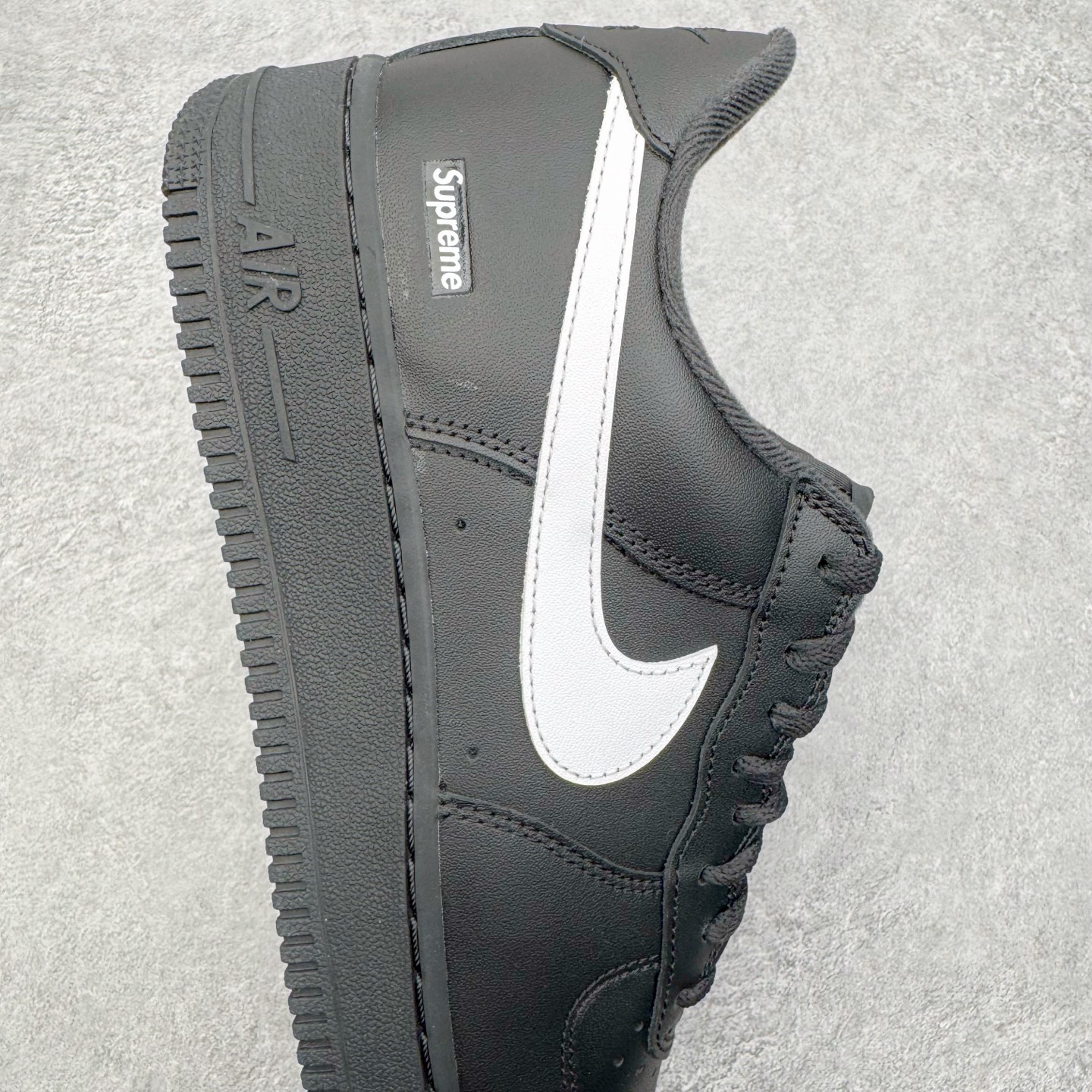 图片[6]-＃GX Supreme x NK Air Force 1 Low \’07 空军一号低帮经典板鞋 联名黑白 CU9225-002 经典老鞋 完美复刻 不规则波浪大底咬花 全鞋电脑针车 工整有序 视觉效果满分 原厂拉帮手法 标准四线 密度针距针孔大小控制到位 原装反口里网布海绵 正确卡色网眼大小 新版鞋撑改用纸团代替 原厂港宝加持完美还原灵魂版型 原盒原配从里到外百分百还原 原厂全头层原厂皮料 原标原盒 内置Sole气垫 中底白色背胶 中底划线 已经无限的接近公司 原厂楦头 原厂刺绣 后跟弧度修正 独家私模最大开发到48.5 尺码：35.5 36 37.5 38 38.5 39 40 40.5 41 42 42.5 43 44 44.5 45 46 47.5 48.5-选品中心