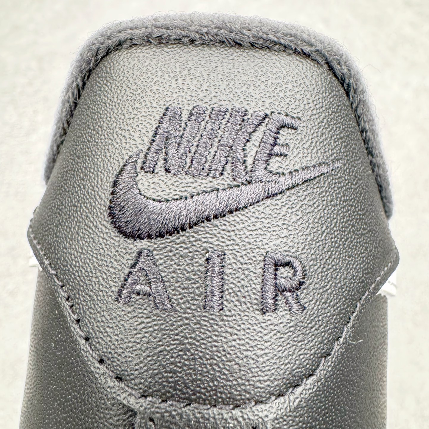 图片[17]-＃GX Supreme x NK Air Force 1 Low \’07 空军一号低帮经典板鞋 联名黑白 CU9225-002 经典老鞋 完美复刻 不规则波浪大底咬花 全鞋电脑针车 工整有序 视觉效果满分 原厂拉帮手法 标准四线 密度针距针孔大小控制到位 原装反口里网布海绵 正确卡色网眼大小 新版鞋撑改用纸团代替 原厂港宝加持完美还原灵魂版型 原盒原配从里到外百分百还原 原厂全头层原厂皮料 原标原盒 内置Sole气垫 中底白色背胶 中底划线 已经无限的接近公司 原厂楦头 原厂刺绣 后跟弧度修正 独家私模最大开发到48.5 尺码：35.5 36 37.5 38 38.5 39 40 40.5 41 42 42.5 43 44 44.5 45 46 47.5 48.5-选品中心