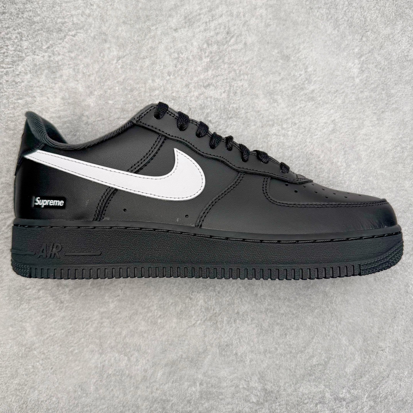 ＃GX Supreme x NK Air Force 1 Low \'07 空军一号低帮经典板鞋 联名黑白 CU9225-002 经典老鞋 完美复刻 不规则波浪大底咬花 全鞋电脑针车 工整有序 视觉效果满分 原厂拉帮手法 标准四线 密度针距针孔大小控制到位 原装反口里网布海绵 正确卡色网眼大小 新版鞋撑改用纸团代替 原厂港宝加持完美还原灵魂版型 原盒原配从里到外百分百还原 原厂全头层原厂皮料 原标原盒 内置Sole气垫 中底白色背胶 中底划线 已经无限的接近公司 原厂楦头 原厂刺绣 后跟弧度修正 独家私模最大开发到48.5 尺码：35.5 36 37.5 38 38.5 39 40 40.5 41 42 42.5 43 44 44.5 45 46 47.5 48.5-选品中心