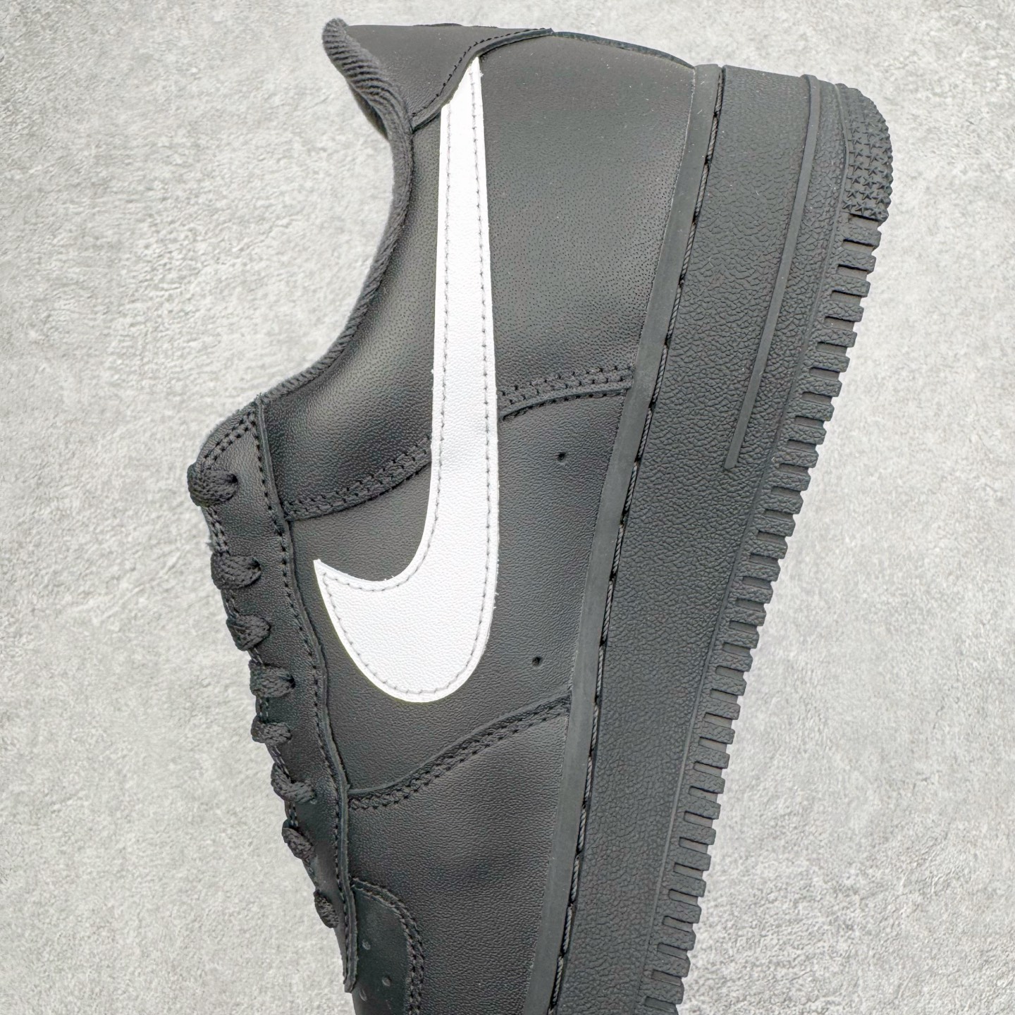 图片[7]-＃GX Supreme x NK Air Force 1 Low \’07 空军一号低帮经典板鞋 联名黑白 CU9225-002 经典老鞋 完美复刻 不规则波浪大底咬花 全鞋电脑针车 工整有序 视觉效果满分 原厂拉帮手法 标准四线 密度针距针孔大小控制到位 原装反口里网布海绵 正确卡色网眼大小 新版鞋撑改用纸团代替 原厂港宝加持完美还原灵魂版型 原盒原配从里到外百分百还原 原厂全头层原厂皮料 原标原盒 内置Sole气垫 中底白色背胶 中底划线 已经无限的接近公司 原厂楦头 原厂刺绣 后跟弧度修正 独家私模最大开发到48.5 尺码：35.5 36 37.5 38 38.5 39 40 40.5 41 42 42.5 43 44 44.5 45 46 47.5 48.5-选品中心