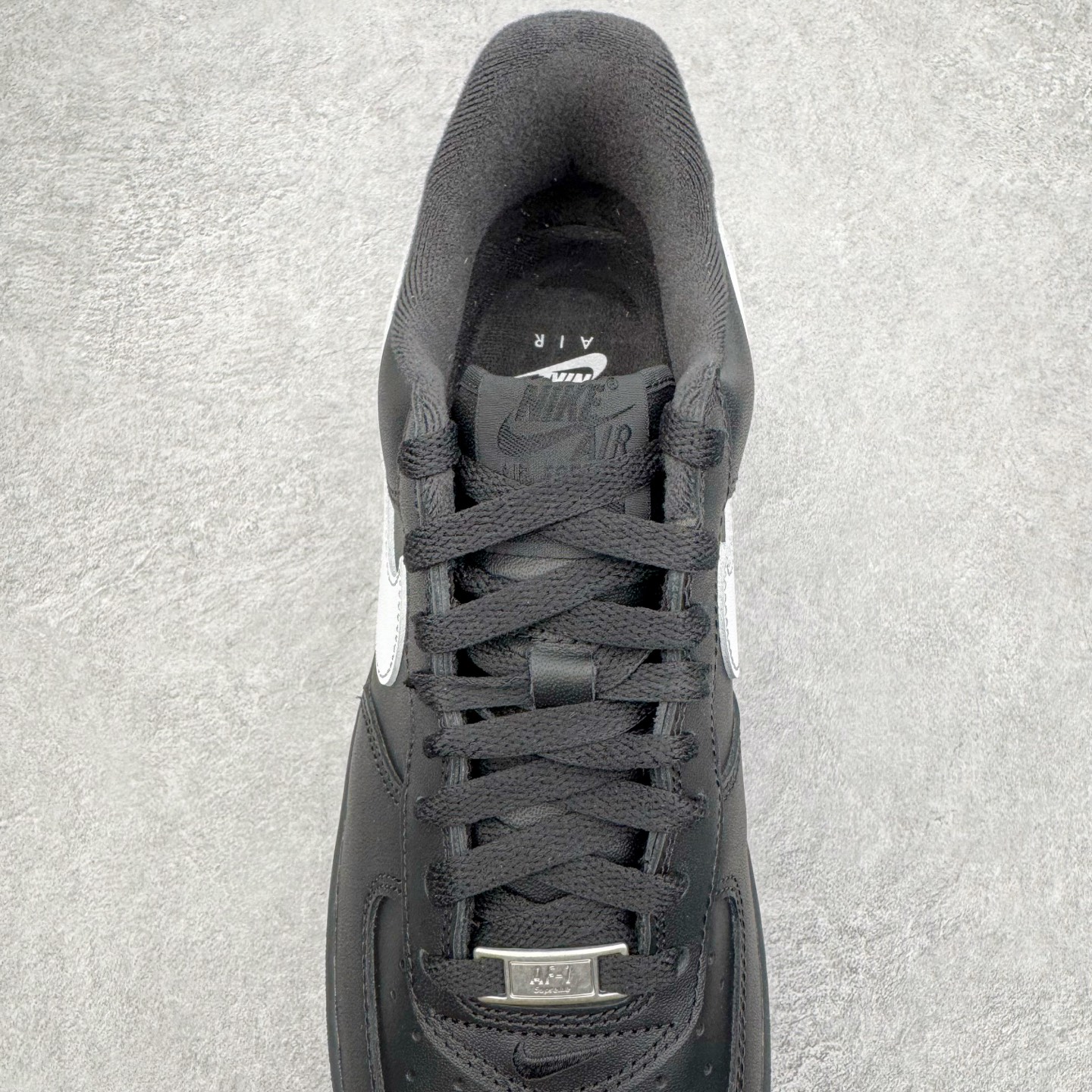 图片[5]-＃GX Supreme x NK Air Force 1 Low \’07 空军一号低帮经典板鞋 联名黑白 CU9225-002 经典老鞋 完美复刻 不规则波浪大底咬花 全鞋电脑针车 工整有序 视觉效果满分 原厂拉帮手法 标准四线 密度针距针孔大小控制到位 原装反口里网布海绵 正确卡色网眼大小 新版鞋撑改用纸团代替 原厂港宝加持完美还原灵魂版型 原盒原配从里到外百分百还原 原厂全头层原厂皮料 原标原盒 内置Sole气垫 中底白色背胶 中底划线 已经无限的接近公司 原厂楦头 原厂刺绣 后跟弧度修正 独家私模最大开发到48.5 尺码：35.5 36 37.5 38 38.5 39 40 40.5 41 42 42.5 43 44 44.5 45 46 47.5 48.5-选品中心