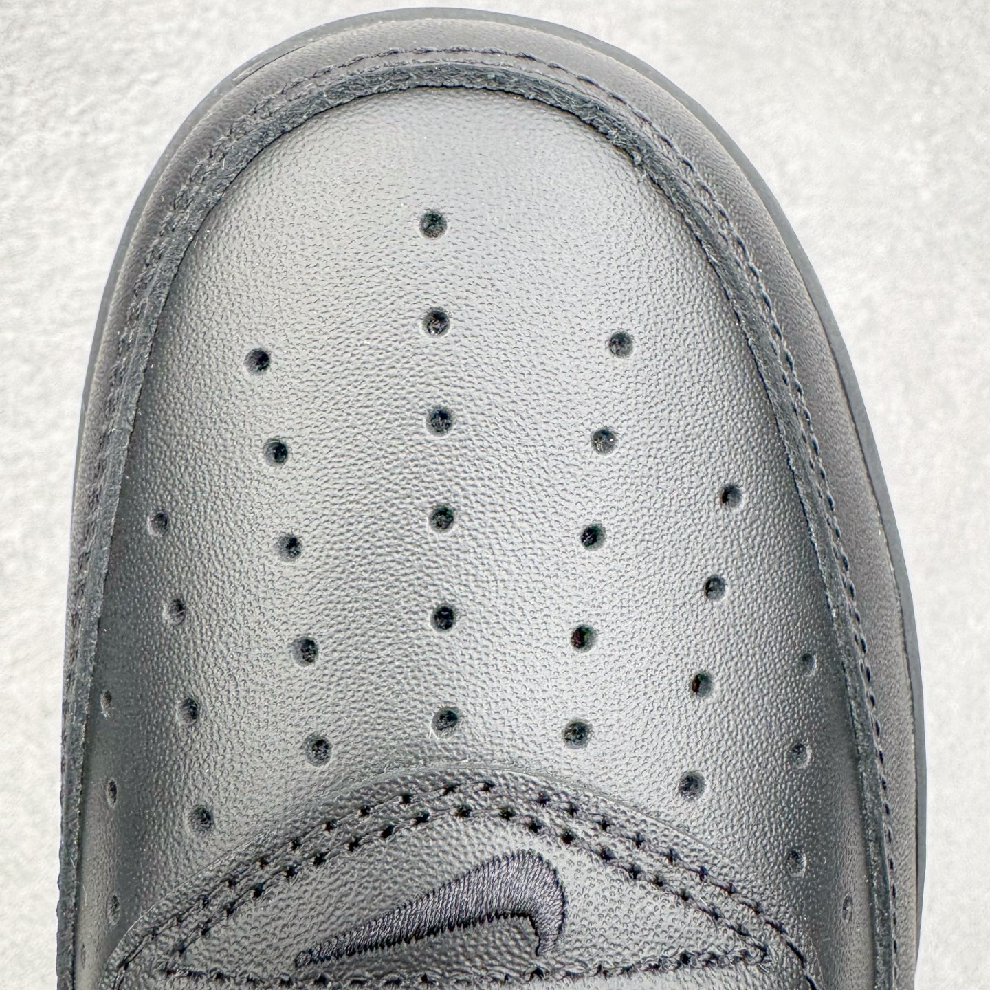 图片[15]-＃GX Supreme x NK Air Force 1 Low \’07 空军一号低帮经典板鞋 联名黑白 CU9225-002 经典老鞋 完美复刻 不规则波浪大底咬花 全鞋电脑针车 工整有序 视觉效果满分 原厂拉帮手法 标准四线 密度针距针孔大小控制到位 原装反口里网布海绵 正确卡色网眼大小 新版鞋撑改用纸团代替 原厂港宝加持完美还原灵魂版型 原盒原配从里到外百分百还原 原厂全头层原厂皮料 原标原盒 内置Sole气垫 中底白色背胶 中底划线 已经无限的接近公司 原厂楦头 原厂刺绣 后跟弧度修正 独家私模最大开发到48.5 尺码：35.5 36 37.5 38 38.5 39 40 40.5 41 42 42.5 43 44 44.5 45 46 47.5 48.5-选品中心