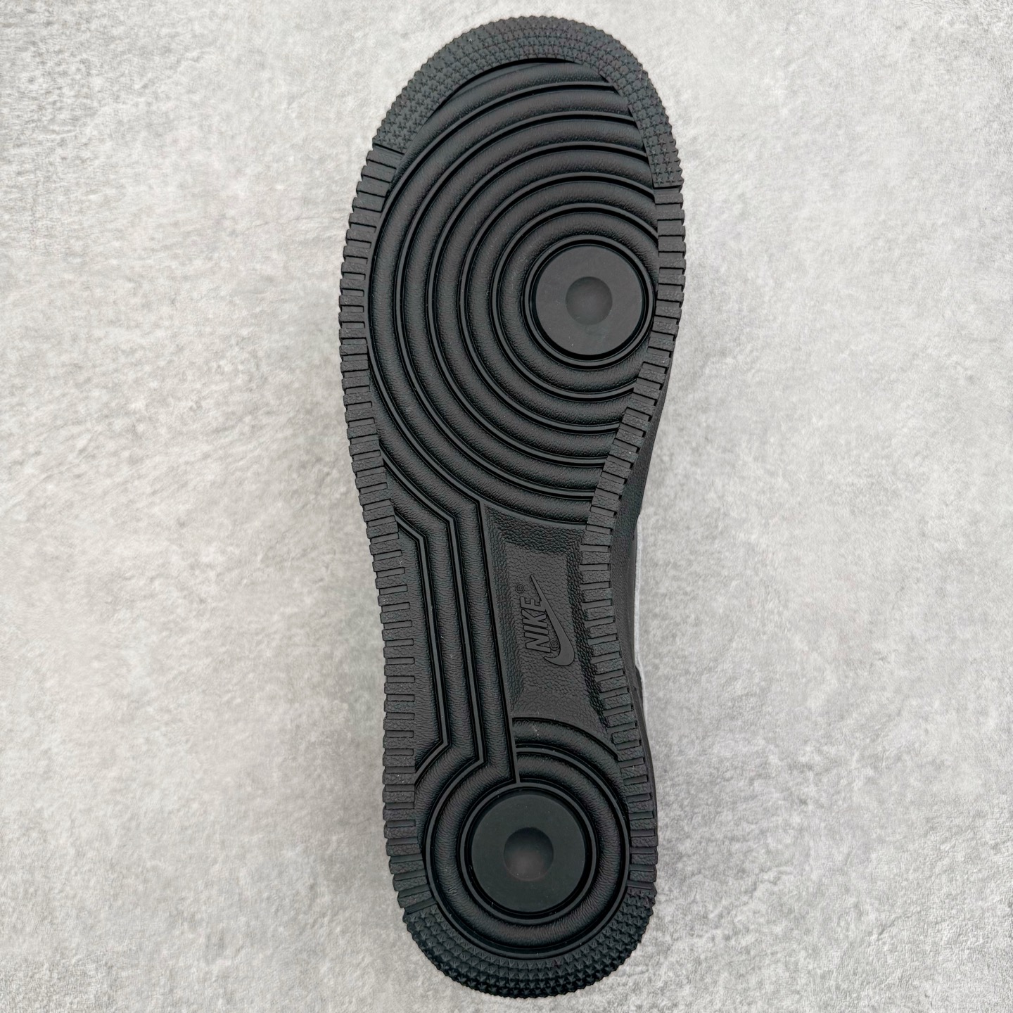 图片[9]-＃GX Supreme x NK Air Force 1 Low \’07 空军一号低帮经典板鞋 联名黑白 CU9225-002 经典老鞋 完美复刻 不规则波浪大底咬花 全鞋电脑针车 工整有序 视觉效果满分 原厂拉帮手法 标准四线 密度针距针孔大小控制到位 原装反口里网布海绵 正确卡色网眼大小 新版鞋撑改用纸团代替 原厂港宝加持完美还原灵魂版型 原盒原配从里到外百分百还原 原厂全头层原厂皮料 原标原盒 内置Sole气垫 中底白色背胶 中底划线 已经无限的接近公司 原厂楦头 原厂刺绣 后跟弧度修正 独家私模最大开发到48.5 尺码：35.5 36 37.5 38 38.5 39 40 40.5 41 42 42.5 43 44 44.5 45 46 47.5 48.5-选品中心