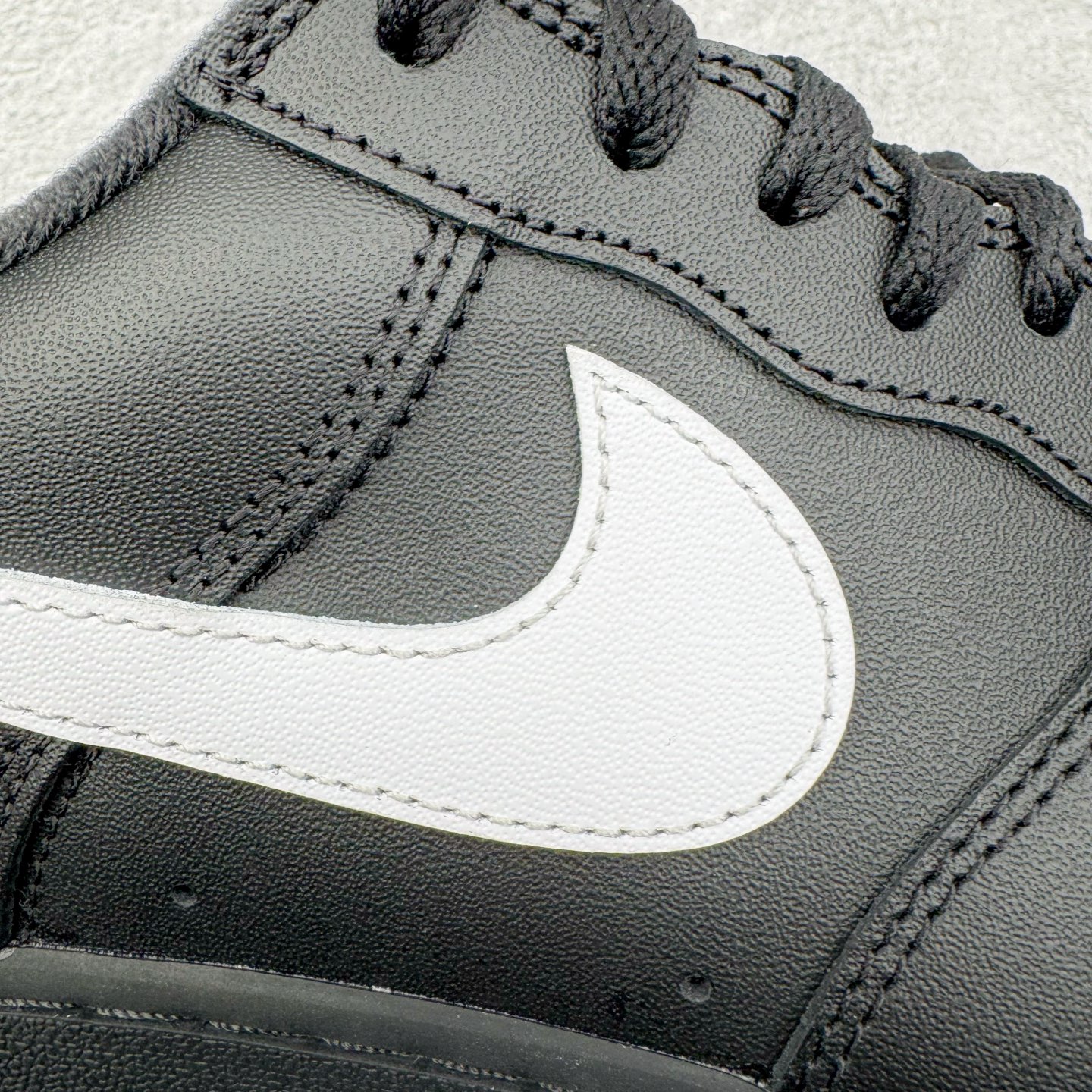 图片[21]-＃GX Supreme x NK Air Force 1 Low \’07 空军一号低帮经典板鞋 联名黑白 CU9225-002 经典老鞋 完美复刻 不规则波浪大底咬花 全鞋电脑针车 工整有序 视觉效果满分 原厂拉帮手法 标准四线 密度针距针孔大小控制到位 原装反口里网布海绵 正确卡色网眼大小 新版鞋撑改用纸团代替 原厂港宝加持完美还原灵魂版型 原盒原配从里到外百分百还原 原厂全头层原厂皮料 原标原盒 内置Sole气垫 中底白色背胶 中底划线 已经无限的接近公司 原厂楦头 原厂刺绣 后跟弧度修正 独家私模最大开发到48.5 尺码：35.5 36 37.5 38 38.5 39 40 40.5 41 42 42.5 43 44 44.5 45 46 47.5 48.5-选品中心