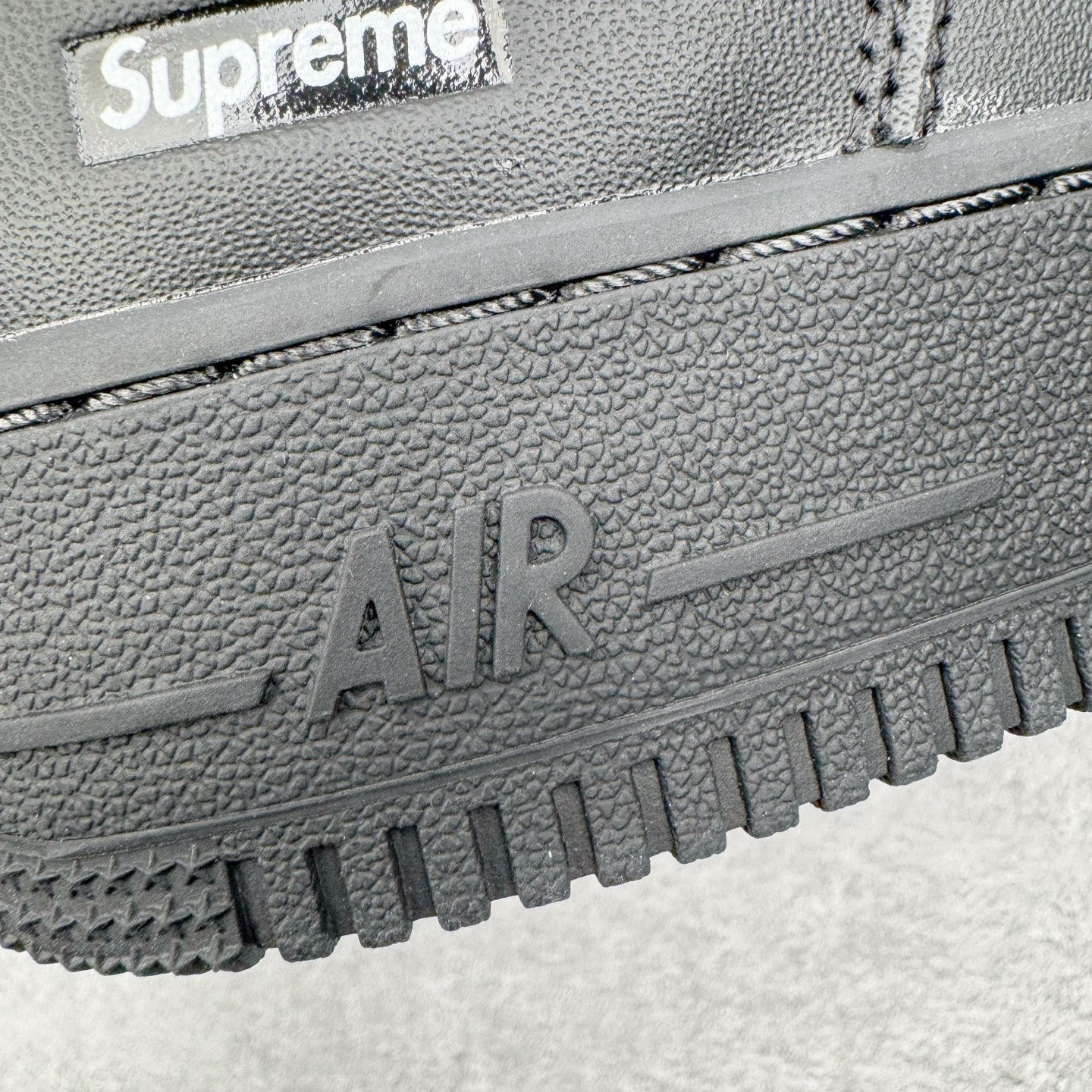 图片[18]-＃GX Supreme x NK Air Force 1 Low \’07 空军一号低帮经典板鞋 联名黑白 CU9225-002 经典老鞋 完美复刻 不规则波浪大底咬花 全鞋电脑针车 工整有序 视觉效果满分 原厂拉帮手法 标准四线 密度针距针孔大小控制到位 原装反口里网布海绵 正确卡色网眼大小 新版鞋撑改用纸团代替 原厂港宝加持完美还原灵魂版型 原盒原配从里到外百分百还原 原厂全头层原厂皮料 原标原盒 内置Sole气垫 中底白色背胶 中底划线 已经无限的接近公司 原厂楦头 原厂刺绣 后跟弧度修正 独家私模最大开发到48.5 尺码：35.5 36 37.5 38 38.5 39 40 40.5 41 42 42.5 43 44 44.5 45 46 47.5 48.5-选品中心