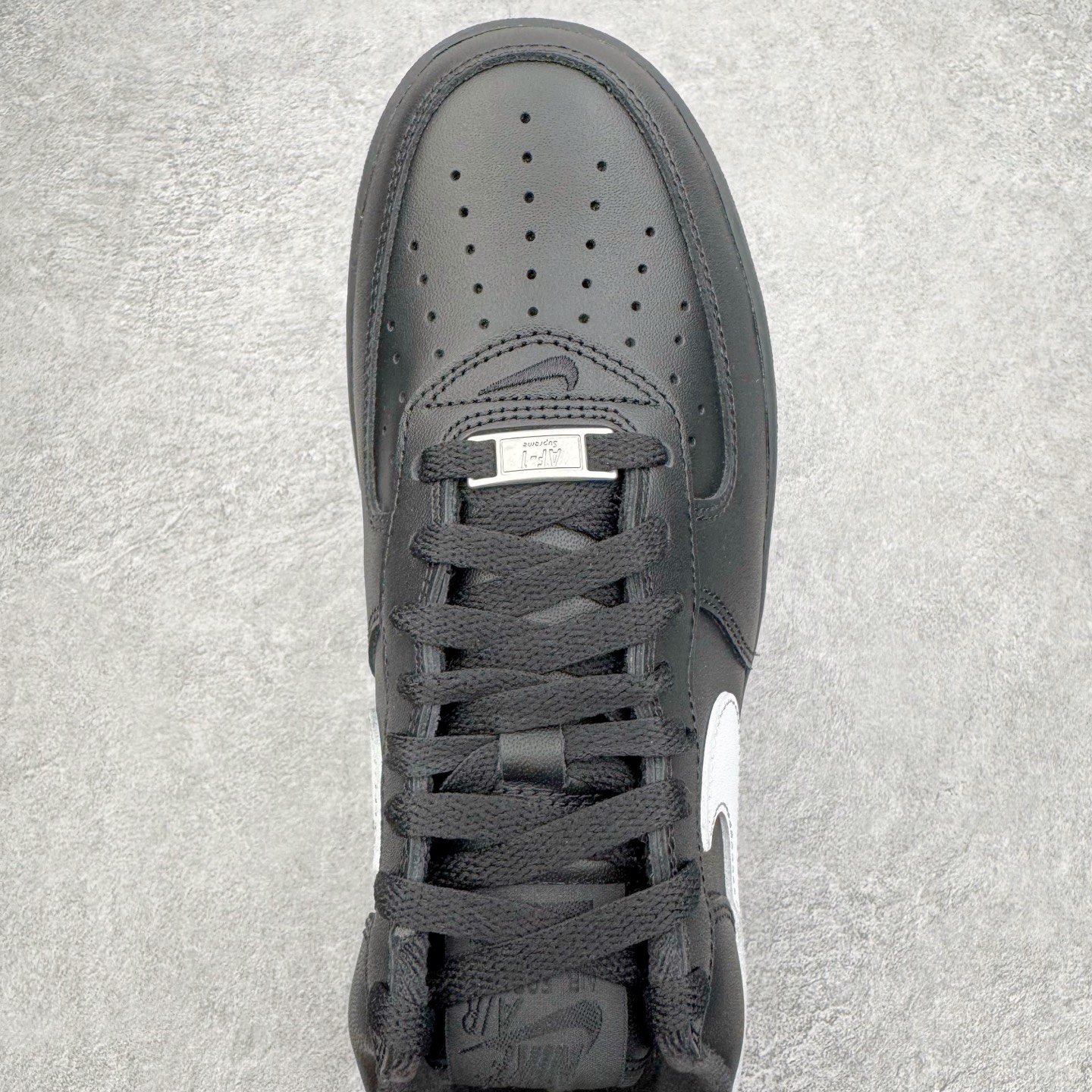 图片[4]-＃GX Supreme x NK Air Force 1 Low \’07 空军一号低帮经典板鞋 联名黑白 CU9225-002 经典老鞋 完美复刻 不规则波浪大底咬花 全鞋电脑针车 工整有序 视觉效果满分 原厂拉帮手法 标准四线 密度针距针孔大小控制到位 原装反口里网布海绵 正确卡色网眼大小 新版鞋撑改用纸团代替 原厂港宝加持完美还原灵魂版型 原盒原配从里到外百分百还原 原厂全头层原厂皮料 原标原盒 内置Sole气垫 中底白色背胶 中底划线 已经无限的接近公司 原厂楦头 原厂刺绣 后跟弧度修正 独家私模最大开发到48.5 尺码：35.5 36 37.5 38 38.5 39 40 40.5 41 42 42.5 43 44 44.5 45 46 47.5 48.5-选品中心