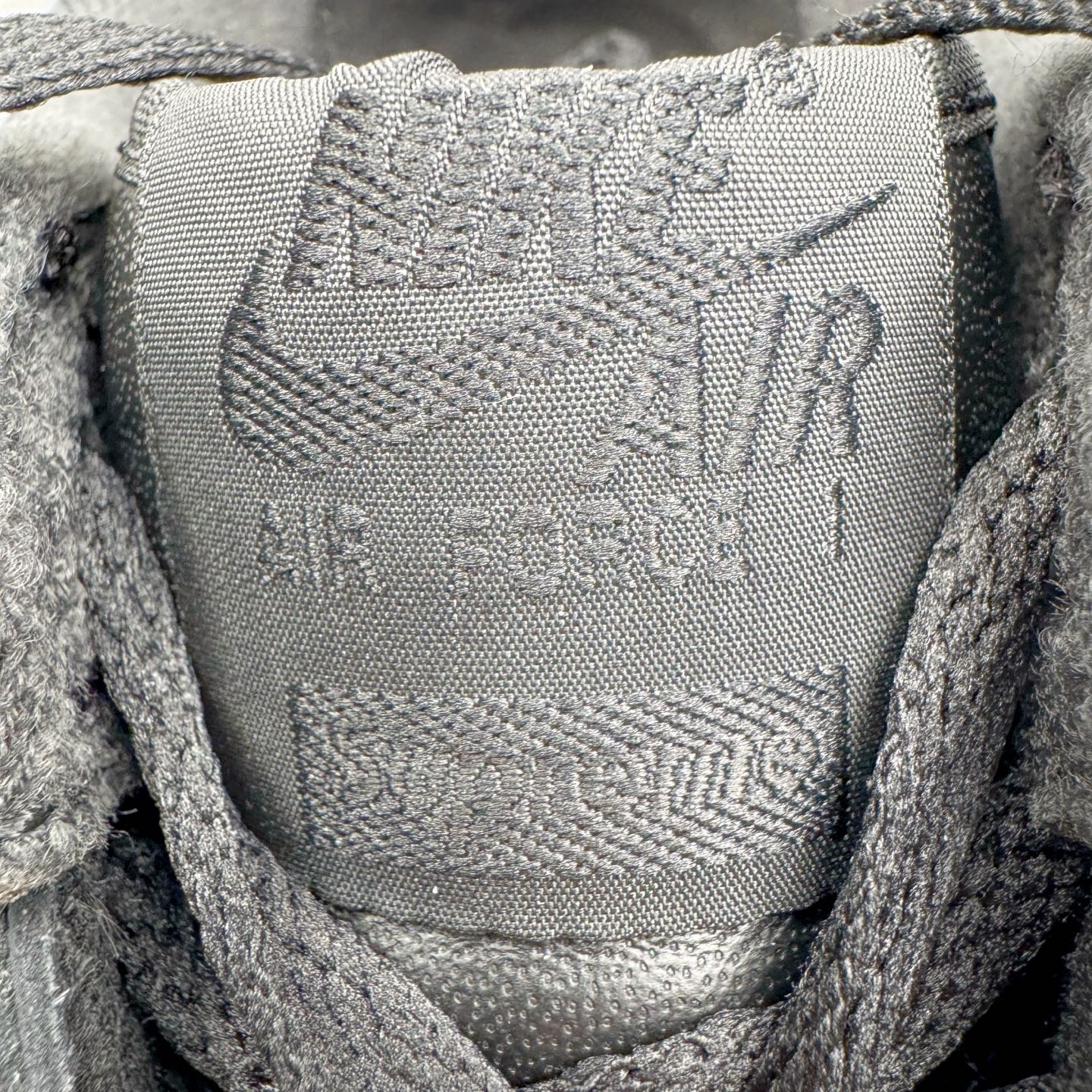 图片[23]-＃GX Supreme x NK Air Force 1 Low \’07 空军一号低帮经典板鞋 联名黑白 CU9225-002 经典老鞋 完美复刻 不规则波浪大底咬花 全鞋电脑针车 工整有序 视觉效果满分 原厂拉帮手法 标准四线 密度针距针孔大小控制到位 原装反口里网布海绵 正确卡色网眼大小 新版鞋撑改用纸团代替 原厂港宝加持完美还原灵魂版型 原盒原配从里到外百分百还原 原厂全头层原厂皮料 原标原盒 内置Sole气垫 中底白色背胶 中底划线 已经无限的接近公司 原厂楦头 原厂刺绣 后跟弧度修正 独家私模最大开发到48.5 尺码：35.5 36 37.5 38 38.5 39 40 40.5 41 42 42.5 43 44 44.5 45 46 47.5 48.5-选品中心