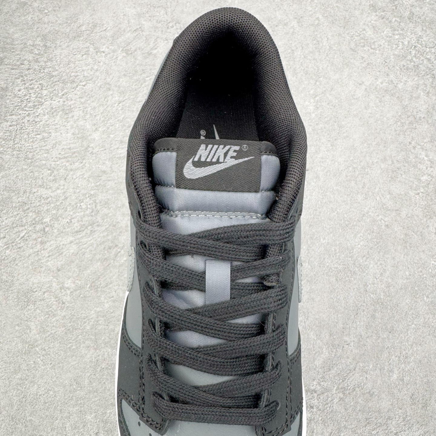 图片[5]-＃YC纯原 NK Dunk Low 黑灰 IB3079-001 实力大厂出品 新配色陆续开发 利润个位数只为口碑 全套原纸板楦头开发 确保原汁原味 完美呈现DUNK版型 一比一鞋头弧度高度鞋身弧度 此版本只针对中端市场 皮料材质有所更替 其他数据细节工艺流程均保持一致 绝不口嗨 细节品控鞋型随意对比 独家私模官方第六代原厂航空铝磨具打磨大底 鞋头坡度极致还原 无解鞋型 原盒原配 圈内天花板工艺 原厂玻璃冲刀 超高清洁度 全鞋零毛边皮料切割 原厂中底布点胶 中底布拉帮走线遵循公司 尺码：36 36.5 37.5 38 38.5 39 40 40.5 41 42 42.5 43 44 44.5 45 46-选品中心