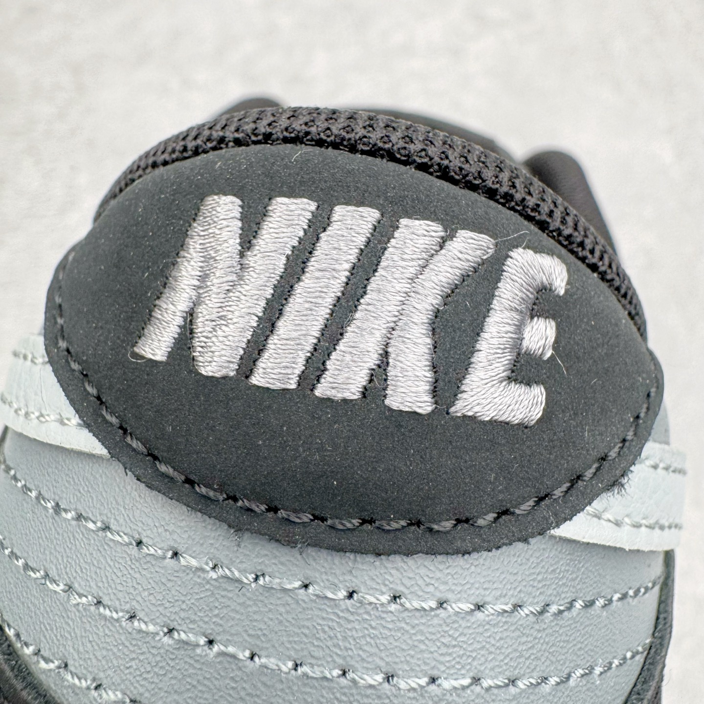 图片[16]-＃YC纯原 NK Dunk Low 黑灰 IB3079-001 实力大厂出品 新配色陆续开发 利润个位数只为口碑 全套原纸板楦头开发 确保原汁原味 完美呈现DUNK版型 一比一鞋头弧度高度鞋身弧度 此版本只针对中端市场 皮料材质有所更替 其他数据细节工艺流程均保持一致 绝不口嗨 细节品控鞋型随意对比 独家私模官方第六代原厂航空铝磨具打磨大底 鞋头坡度极致还原 无解鞋型 原盒原配 圈内天花板工艺 原厂玻璃冲刀 超高清洁度 全鞋零毛边皮料切割 原厂中底布点胶 中底布拉帮走线遵循公司 尺码：36 36.5 37.5 38 38.5 39 40 40.5 41 42 42.5 43 44 44.5 45 46-选品中心