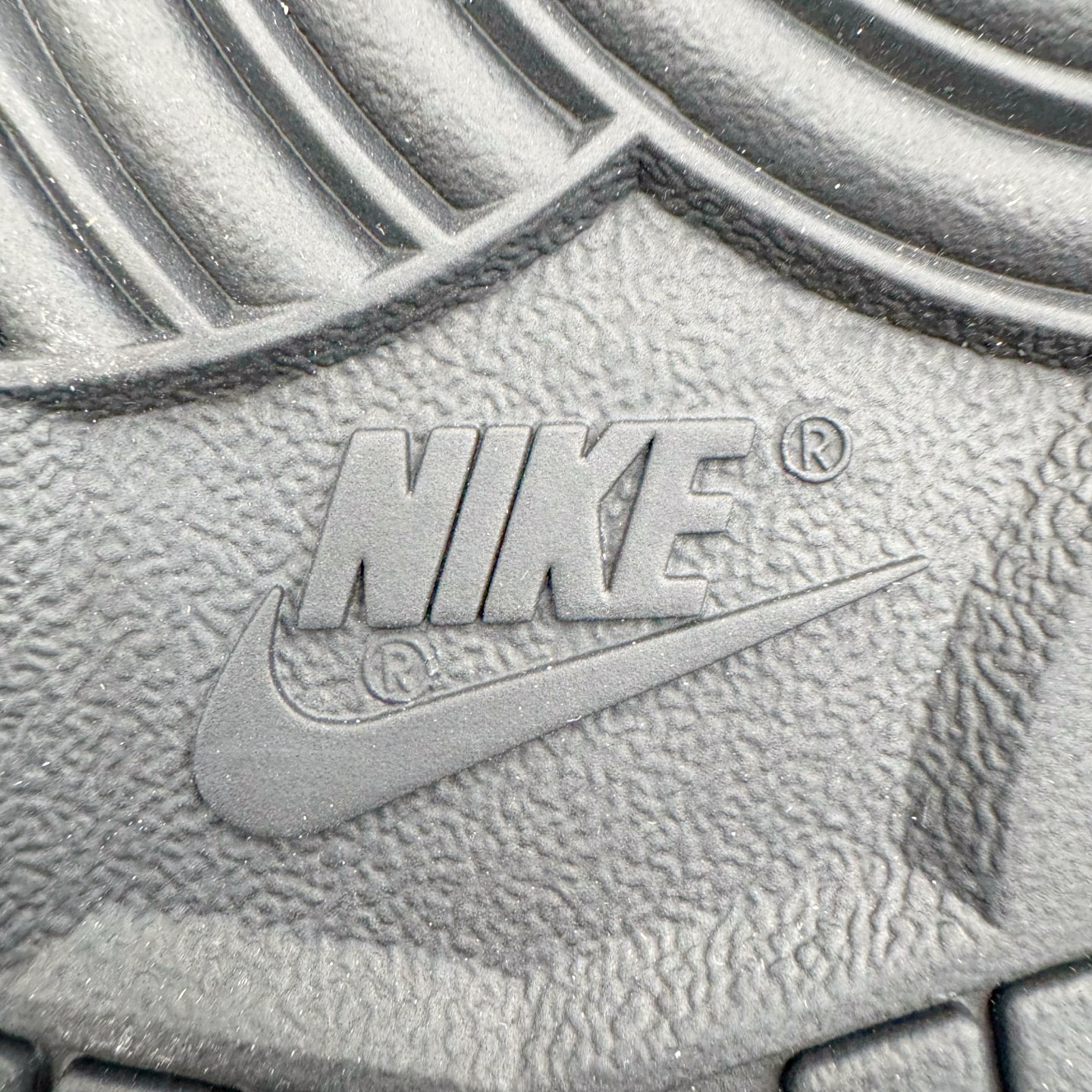 图片[20]-＃YC纯原 NK Dunk Low 黑灰 IB3079-001 实力大厂出品 新配色陆续开发 利润个位数只为口碑 全套原纸板楦头开发 确保原汁原味 完美呈现DUNK版型 一比一鞋头弧度高度鞋身弧度 此版本只针对中端市场 皮料材质有所更替 其他数据细节工艺流程均保持一致 绝不口嗨 细节品控鞋型随意对比 独家私模官方第六代原厂航空铝磨具打磨大底 鞋头坡度极致还原 无解鞋型 原盒原配 圈内天花板工艺 原厂玻璃冲刀 超高清洁度 全鞋零毛边皮料切割 原厂中底布点胶 中底布拉帮走线遵循公司 尺码：36 36.5 37.5 38 38.5 39 40 40.5 41 42 42.5 43 44 44.5 45 46-选品中心