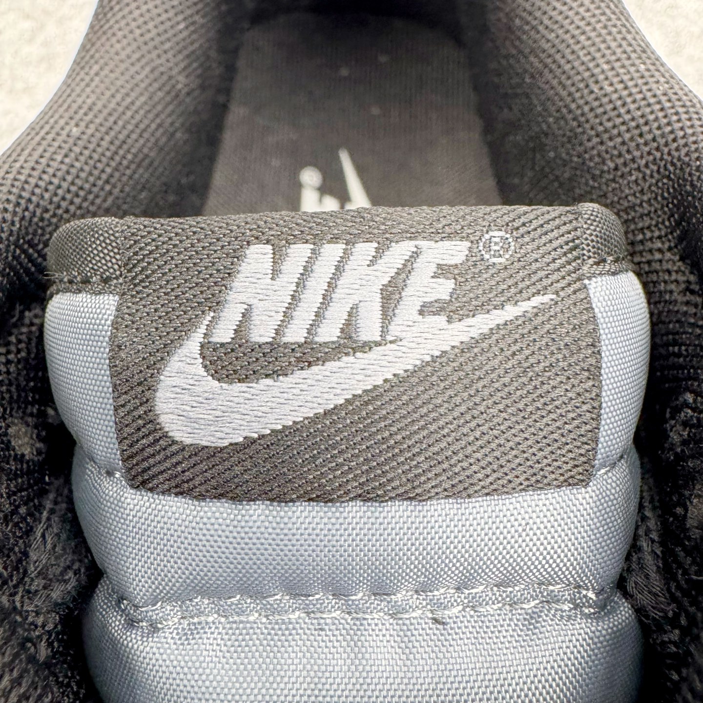 图片[14]-＃YC纯原 NK Dunk Low 黑灰 IB3079-001 实力大厂出品 新配色陆续开发 利润个位数只为口碑 全套原纸板楦头开发 确保原汁原味 完美呈现DUNK版型 一比一鞋头弧度高度鞋身弧度 此版本只针对中端市场 皮料材质有所更替 其他数据细节工艺流程均保持一致 绝不口嗨 细节品控鞋型随意对比 独家私模官方第六代原厂航空铝磨具打磨大底 鞋头坡度极致还原 无解鞋型 原盒原配 圈内天花板工艺 原厂玻璃冲刀 超高清洁度 全鞋零毛边皮料切割 原厂中底布点胶 中底布拉帮走线遵循公司 尺码：36 36.5 37.5 38 38.5 39 40 40.5 41 42 42.5 43 44 44.5 45 46-选品中心