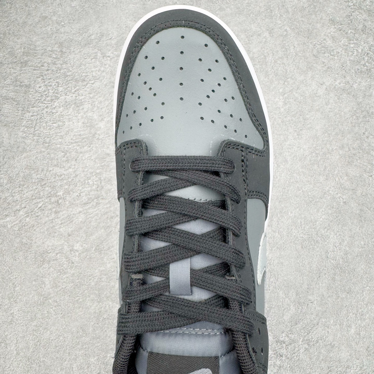 图片[4]-＃YC纯原 NK Dunk Low 黑灰 IB3079-001 实力大厂出品 新配色陆续开发 利润个位数只为口碑 全套原纸板楦头开发 确保原汁原味 完美呈现DUNK版型 一比一鞋头弧度高度鞋身弧度 此版本只针对中端市场 皮料材质有所更替 其他数据细节工艺流程均保持一致 绝不口嗨 细节品控鞋型随意对比 独家私模官方第六代原厂航空铝磨具打磨大底 鞋头坡度极致还原 无解鞋型 原盒原配 圈内天花板工艺 原厂玻璃冲刀 超高清洁度 全鞋零毛边皮料切割 原厂中底布点胶 中底布拉帮走线遵循公司 尺码：36 36.5 37.5 38 38.5 39 40 40.5 41 42 42.5 43 44 44.5 45 46-选品中心