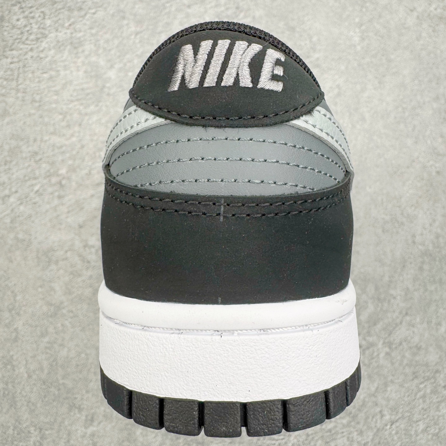 图片[8]-＃YC纯原 NK Dunk Low 黑灰 IB3079-001 实力大厂出品 新配色陆续开发 利润个位数只为口碑 全套原纸板楦头开发 确保原汁原味 完美呈现DUNK版型 一比一鞋头弧度高度鞋身弧度 此版本只针对中端市场 皮料材质有所更替 其他数据细节工艺流程均保持一致 绝不口嗨 细节品控鞋型随意对比 独家私模官方第六代原厂航空铝磨具打磨大底 鞋头坡度极致还原 无解鞋型 原盒原配 圈内天花板工艺 原厂玻璃冲刀 超高清洁度 全鞋零毛边皮料切割 原厂中底布点胶 中底布拉帮走线遵循公司 尺码：36 36.5 37.5 38 38.5 39 40 40.5 41 42 42.5 43 44 44.5 45 46-选品中心