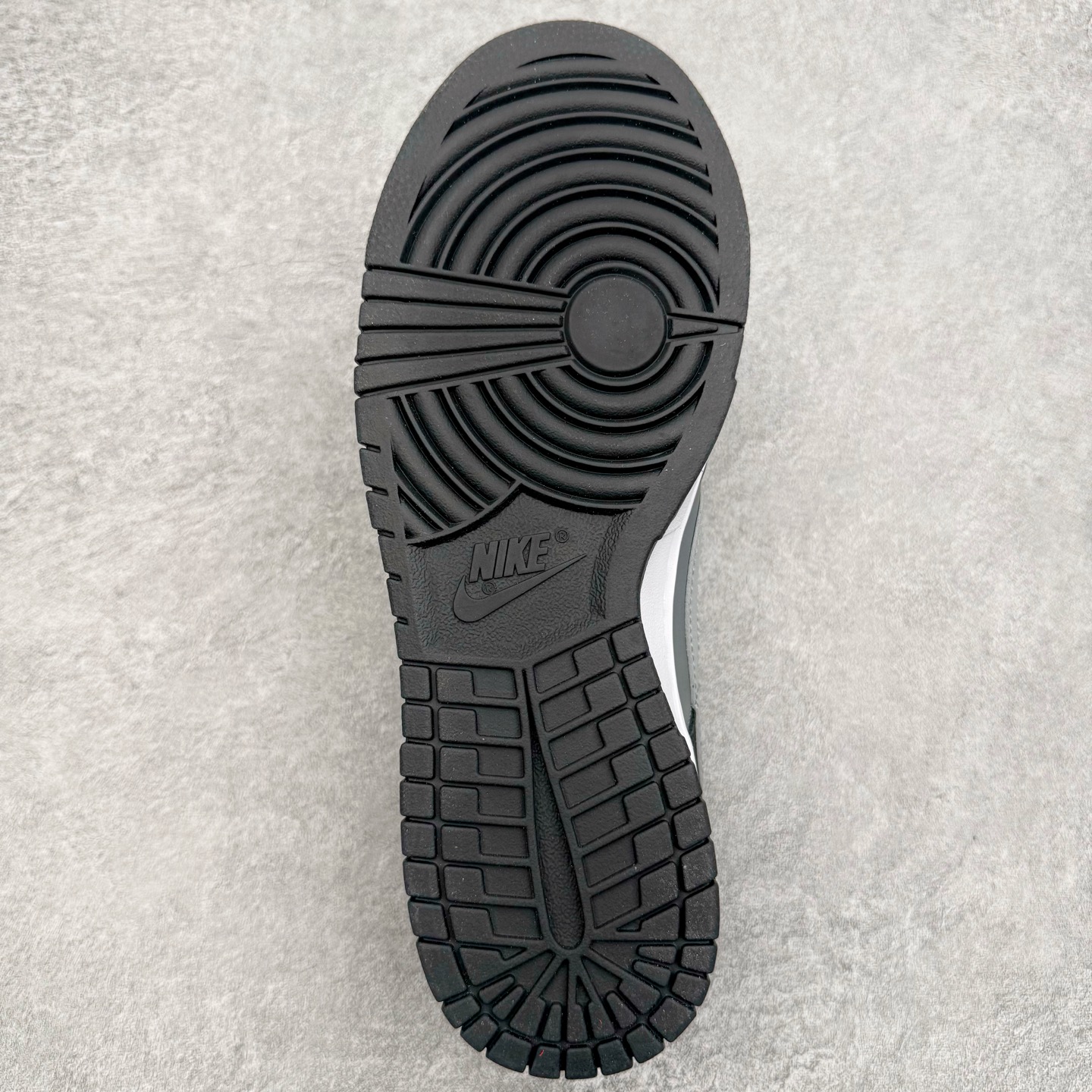 图片[9]-＃YC纯原 NK Dunk Low 黑灰 IB3079-001 实力大厂出品 新配色陆续开发 利润个位数只为口碑 全套原纸板楦头开发 确保原汁原味 完美呈现DUNK版型 一比一鞋头弧度高度鞋身弧度 此版本只针对中端市场 皮料材质有所更替 其他数据细节工艺流程均保持一致 绝不口嗨 细节品控鞋型随意对比 独家私模官方第六代原厂航空铝磨具打磨大底 鞋头坡度极致还原 无解鞋型 原盒原配 圈内天花板工艺 原厂玻璃冲刀 超高清洁度 全鞋零毛边皮料切割 原厂中底布点胶 中底布拉帮走线遵循公司 尺码：36 36.5 37.5 38 38.5 39 40 40.5 41 42 42.5 43 44 44.5 45 46-选品中心