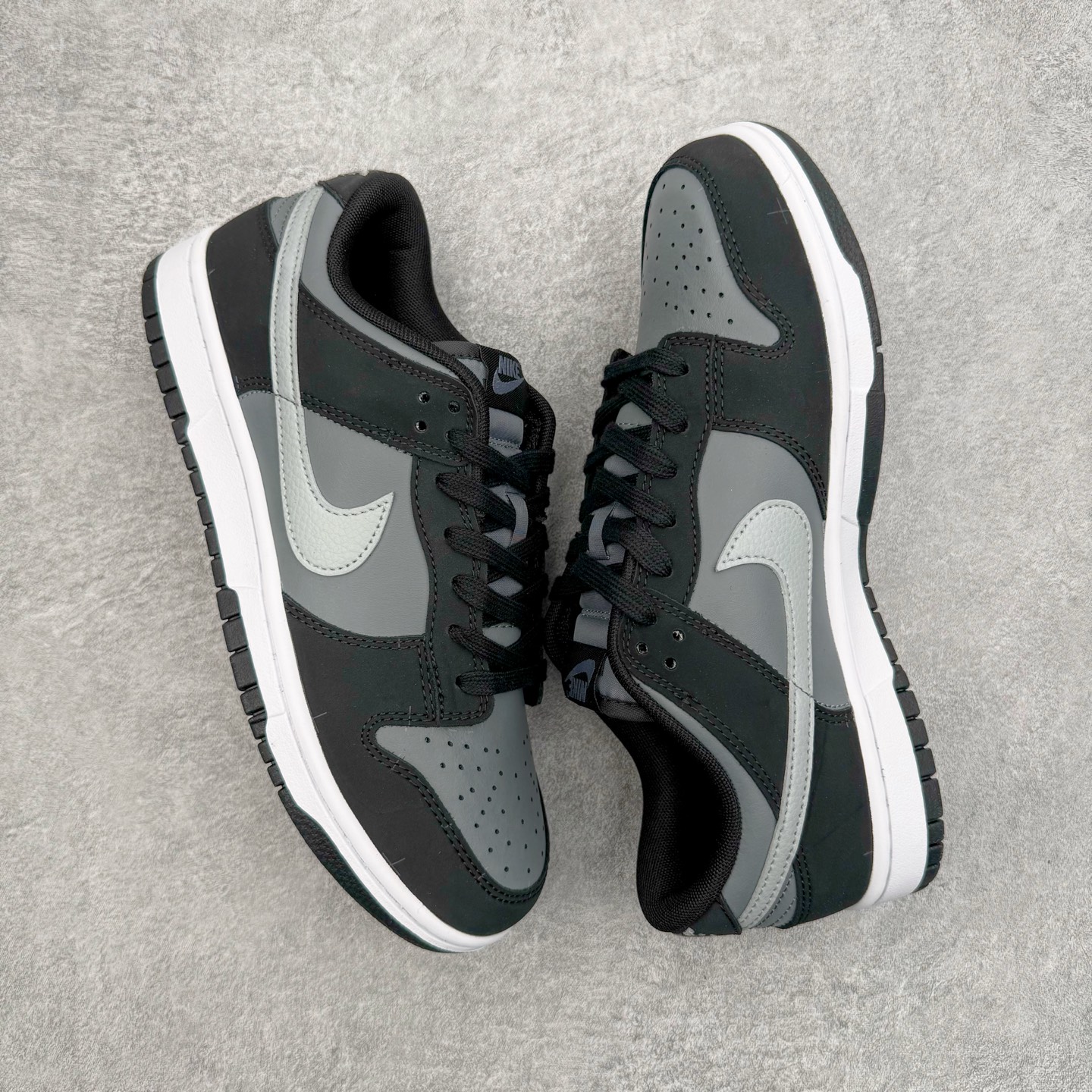 图片[3]-＃YC纯原 NK Dunk Low 黑灰 IB3079-001 实力大厂出品 新配色陆续开发 利润个位数只为口碑 全套原纸板楦头开发 确保原汁原味 完美呈现DUNK版型 一比一鞋头弧度高度鞋身弧度 此版本只针对中端市场 皮料材质有所更替 其他数据细节工艺流程均保持一致 绝不口嗨 细节品控鞋型随意对比 独家私模官方第六代原厂航空铝磨具打磨大底 鞋头坡度极致还原 无解鞋型 原盒原配 圈内天花板工艺 原厂玻璃冲刀 超高清洁度 全鞋零毛边皮料切割 原厂中底布点胶 中底布拉帮走线遵循公司 尺码：36 36.5 37.5 38 38.5 39 40 40.5 41 42 42.5 43 44 44.5 45 46-选品中心