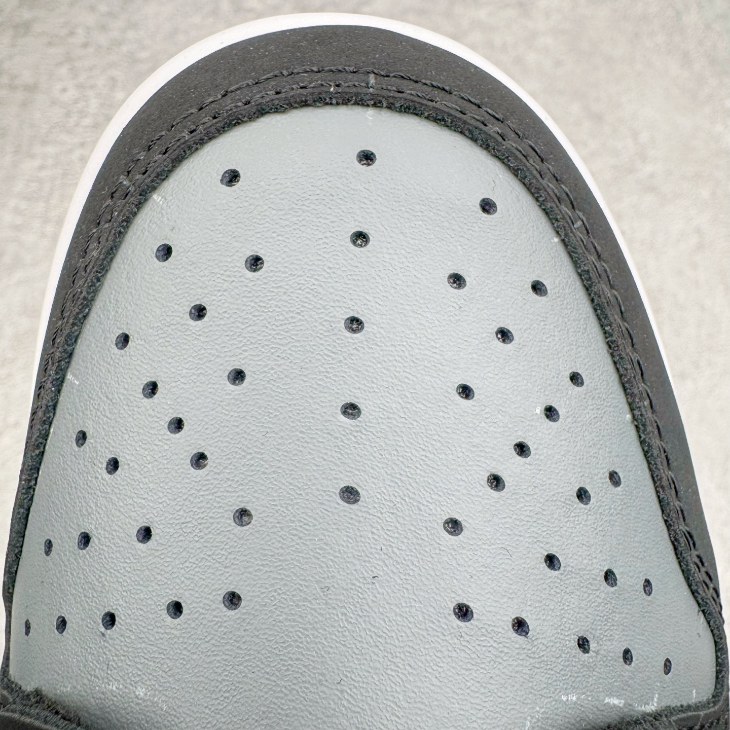 图片[15]-＃YC纯原 NK Dunk Low 黑灰 IB3079-001 实力大厂出品 新配色陆续开发 利润个位数只为口碑 全套原纸板楦头开发 确保原汁原味 完美呈现DUNK版型 一比一鞋头弧度高度鞋身弧度 此版本只针对中端市场 皮料材质有所更替 其他数据细节工艺流程均保持一致 绝不口嗨 细节品控鞋型随意对比 独家私模官方第六代原厂航空铝磨具打磨大底 鞋头坡度极致还原 无解鞋型 原盒原配 圈内天花板工艺 原厂玻璃冲刀 超高清洁度 全鞋零毛边皮料切割 原厂中底布点胶 中底布拉帮走线遵循公司 尺码：36 36.5 37.5 38 38.5 39 40 40.5 41 42 42.5 43 44 44.5 45 46-选品中心