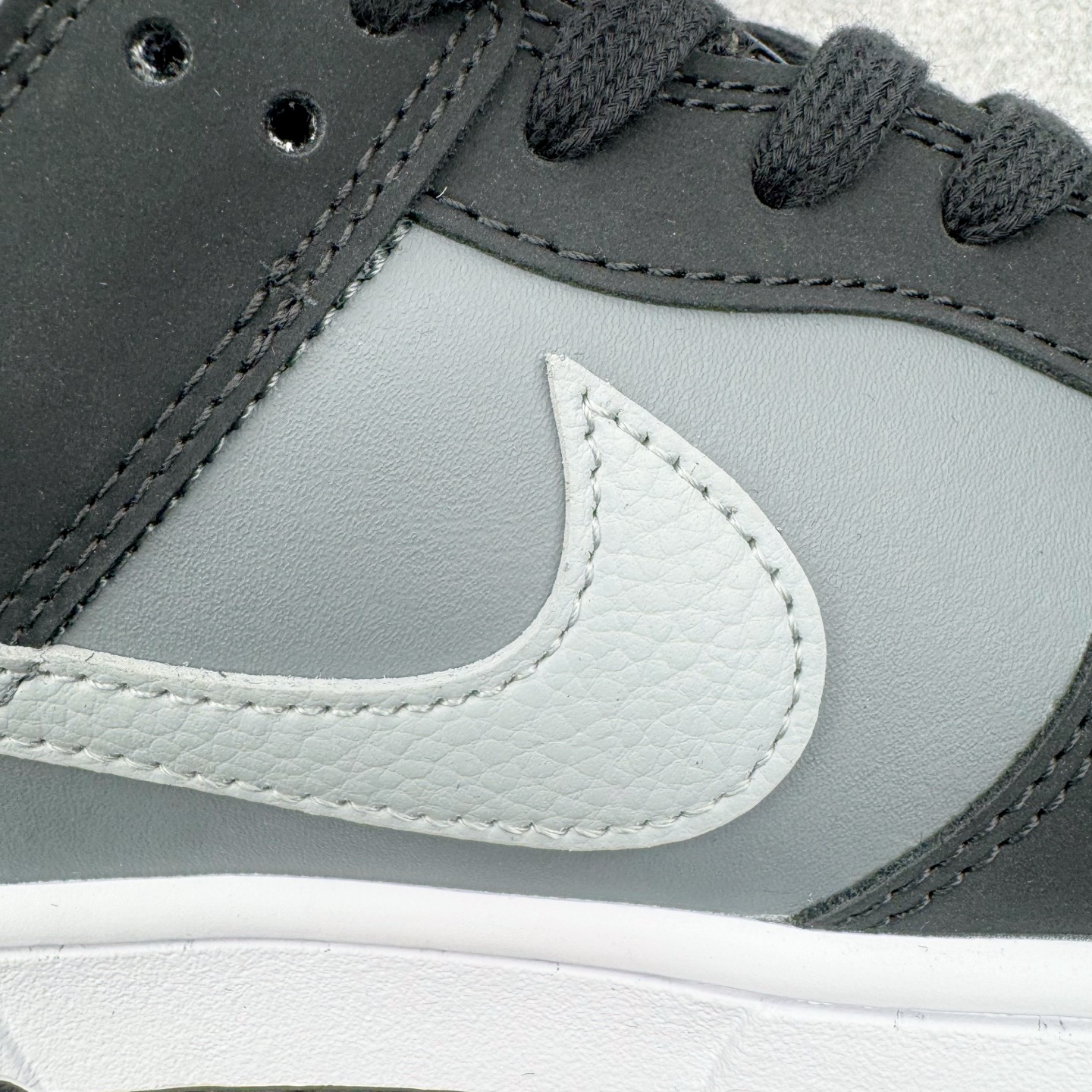 图片[18]-＃YC纯原 NK Dunk Low 黑灰 IB3079-001 实力大厂出品 新配色陆续开发 利润个位数只为口碑 全套原纸板楦头开发 确保原汁原味 完美呈现DUNK版型 一比一鞋头弧度高度鞋身弧度 此版本只针对中端市场 皮料材质有所更替 其他数据细节工艺流程均保持一致 绝不口嗨 细节品控鞋型随意对比 独家私模官方第六代原厂航空铝磨具打磨大底 鞋头坡度极致还原 无解鞋型 原盒原配 圈内天花板工艺 原厂玻璃冲刀 超高清洁度 全鞋零毛边皮料切割 原厂中底布点胶 中底布拉帮走线遵循公司 尺码：36 36.5 37.5 38 38.5 39 40 40.5 41 42 42.5 43 44 44.5 45 46-选品中心