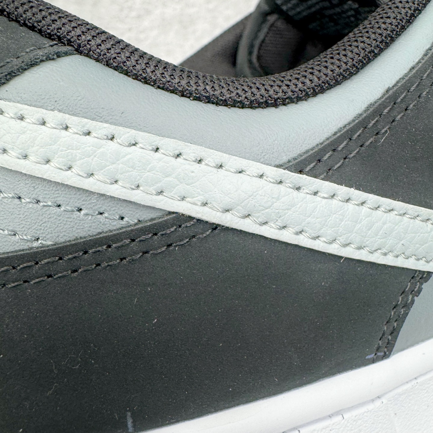 图片[17]-＃YC纯原 NK Dunk Low 黑灰 IB3079-001 实力大厂出品 新配色陆续开发 利润个位数只为口碑 全套原纸板楦头开发 确保原汁原味 完美呈现DUNK版型 一比一鞋头弧度高度鞋身弧度 此版本只针对中端市场 皮料材质有所更替 其他数据细节工艺流程均保持一致 绝不口嗨 细节品控鞋型随意对比 独家私模官方第六代原厂航空铝磨具打磨大底 鞋头坡度极致还原 无解鞋型 原盒原配 圈内天花板工艺 原厂玻璃冲刀 超高清洁度 全鞋零毛边皮料切割 原厂中底布点胶 中底布拉帮走线遵循公司 尺码：36 36.5 37.5 38 38.5 39 40 40.5 41 42 42.5 43 44 44.5 45 46-选品中心