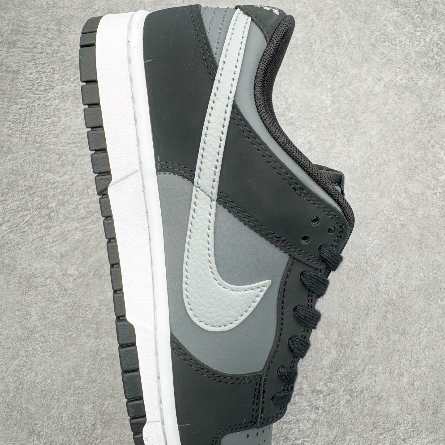 图片[6]-＃YC纯原 NK Dunk Low 黑灰 IB3079-001 实力大厂出品 新配色陆续开发 利润个位数只为口碑 全套原纸板楦头开发 确保原汁原味 完美呈现DUNK版型 一比一鞋头弧度高度鞋身弧度 此版本只针对中端市场 皮料材质有所更替 其他数据细节工艺流程均保持一致 绝不口嗨 细节品控鞋型随意对比 独家私模官方第六代原厂航空铝磨具打磨大底 鞋头坡度极致还原 无解鞋型 原盒原配 圈内天花板工艺 原厂玻璃冲刀 超高清洁度 全鞋零毛边皮料切割 原厂中底布点胶 中底布拉帮走线遵循公司 尺码：36 36.5 37.5 38 38.5 39 40 40.5 41 42 42.5 43 44 44.5 45 46-选品中心