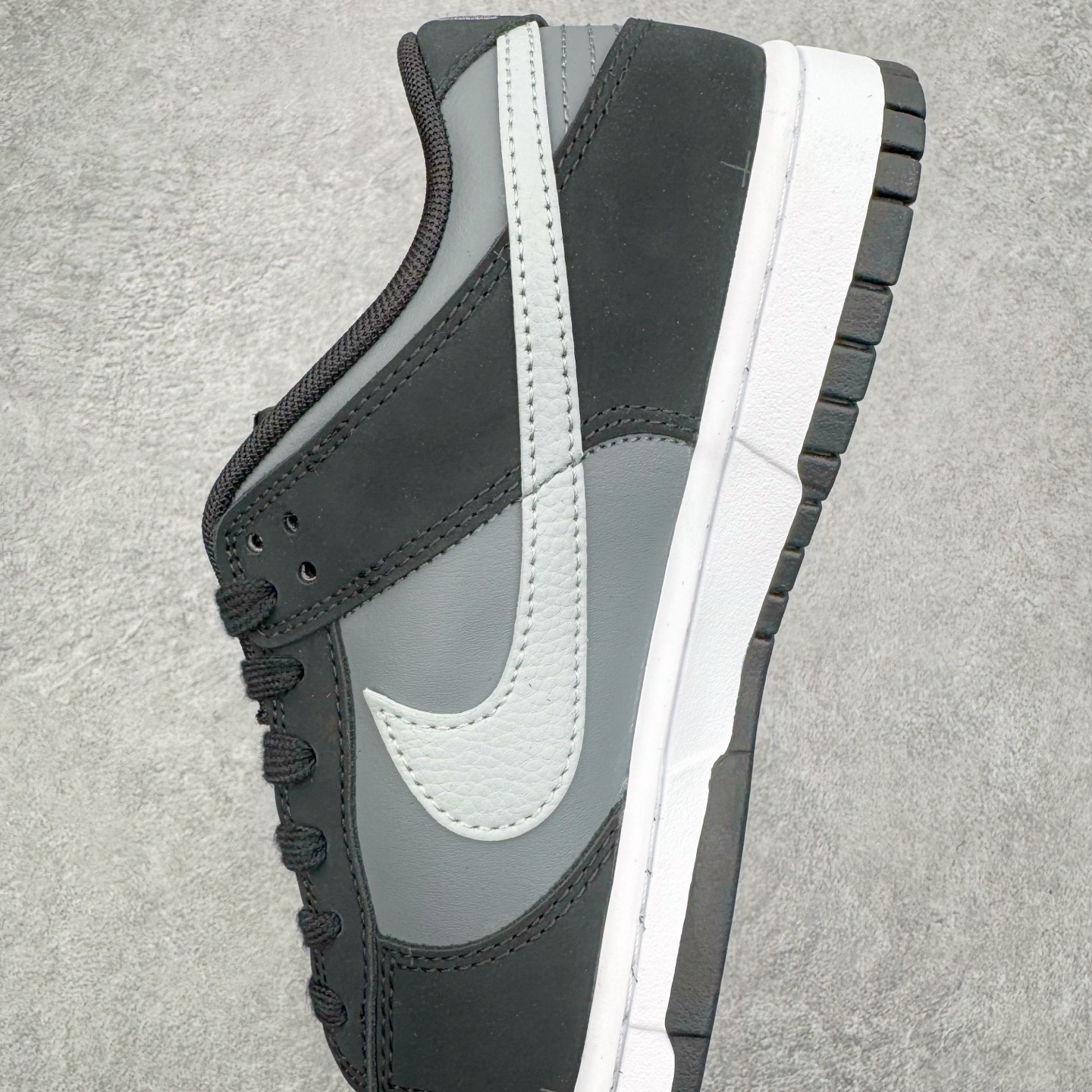 图片[7]-＃YC纯原 NK Dunk Low 黑灰 IB3079-001 实力大厂出品 新配色陆续开发 利润个位数只为口碑 全套原纸板楦头开发 确保原汁原味 完美呈现DUNK版型 一比一鞋头弧度高度鞋身弧度 此版本只针对中端市场 皮料材质有所更替 其他数据细节工艺流程均保持一致 绝不口嗨 细节品控鞋型随意对比 独家私模官方第六代原厂航空铝磨具打磨大底 鞋头坡度极致还原 无解鞋型 原盒原配 圈内天花板工艺 原厂玻璃冲刀 超高清洁度 全鞋零毛边皮料切割 原厂中底布点胶 中底布拉帮走线遵循公司 尺码：36 36.5 37.5 38 38.5 39 40 40.5 41 42 42.5 43 44 44.5 45 46-选品中心