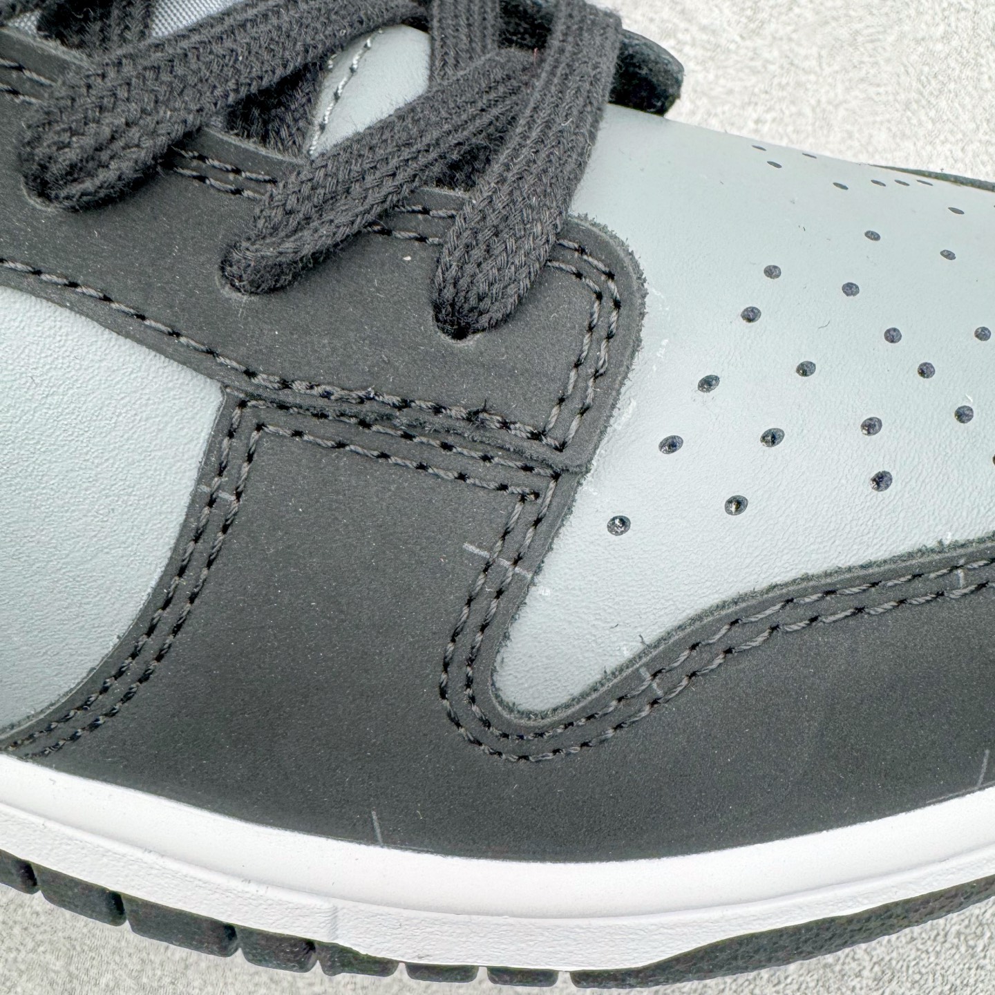 图片[19]-＃YC纯原 NK Dunk Low 黑灰 IB3079-001 实力大厂出品 新配色陆续开发 利润个位数只为口碑 全套原纸板楦头开发 确保原汁原味 完美呈现DUNK版型 一比一鞋头弧度高度鞋身弧度 此版本只针对中端市场 皮料材质有所更替 其他数据细节工艺流程均保持一致 绝不口嗨 细节品控鞋型随意对比 独家私模官方第六代原厂航空铝磨具打磨大底 鞋头坡度极致还原 无解鞋型 原盒原配 圈内天花板工艺 原厂玻璃冲刀 超高清洁度 全鞋零毛边皮料切割 原厂中底布点胶 中底布拉帮走线遵循公司 尺码：36 36.5 37.5 38 38.5 39 40 40.5 41 42 42.5 43 44 44.5 45 46-选品中心