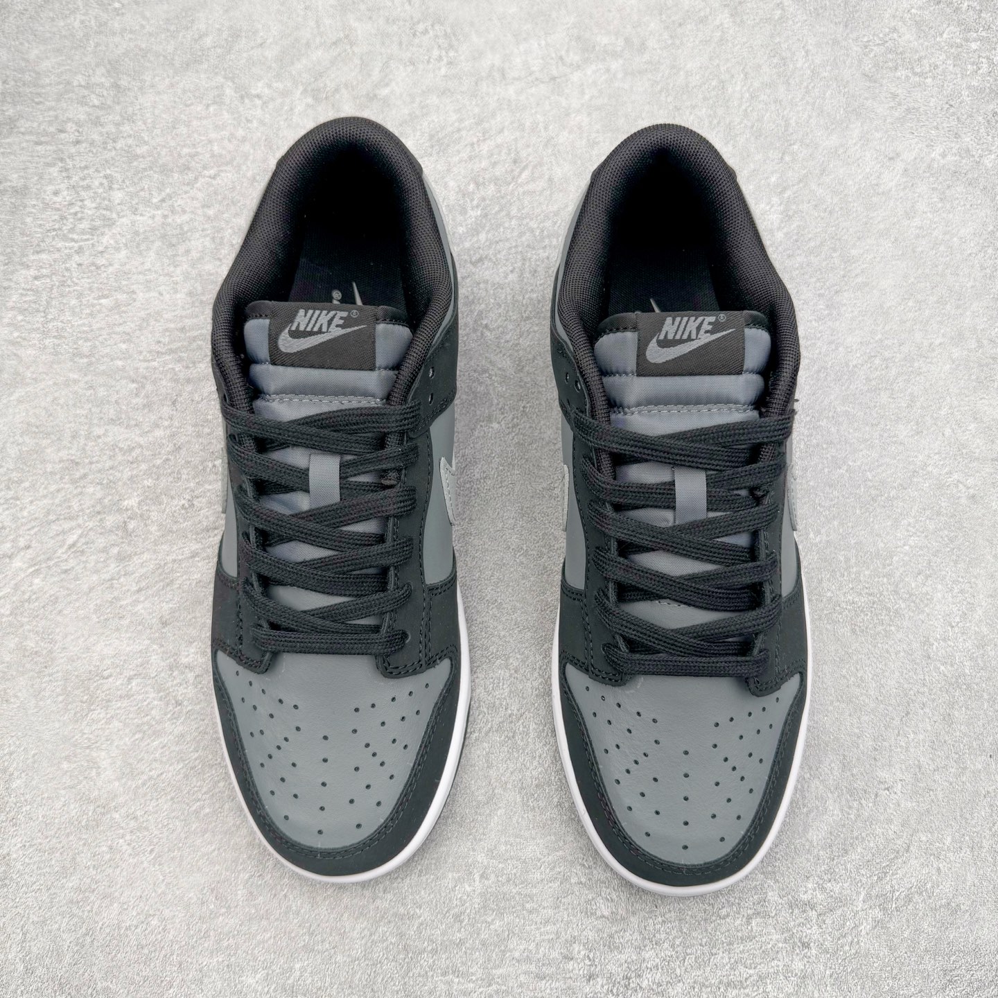 图片[2]-＃YC纯原 NK Dunk Low 黑灰 IB3079-001 实力大厂出品 新配色陆续开发 利润个位数只为口碑 全套原纸板楦头开发 确保原汁原味 完美呈现DUNK版型 一比一鞋头弧度高度鞋身弧度 此版本只针对中端市场 皮料材质有所更替 其他数据细节工艺流程均保持一致 绝不口嗨 细节品控鞋型随意对比 独家私模官方第六代原厂航空铝磨具打磨大底 鞋头坡度极致还原 无解鞋型 原盒原配 圈内天花板工艺 原厂玻璃冲刀 超高清洁度 全鞋零毛边皮料切割 原厂中底布点胶 中底布拉帮走线遵循公司 尺码：36 36.5 37.5 38 38.5 39 40 40.5 41 42 42.5 43 44 44.5 45 46-选品中心