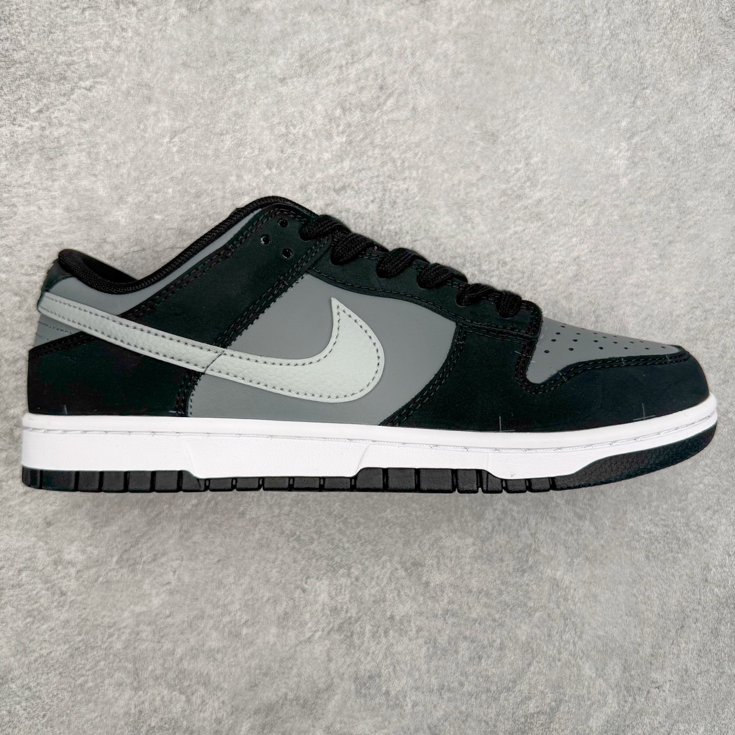 ＃YC纯原 NK Dunk Low 黑灰 IB3079-001 实力大厂出品 新配色陆续开发 利润个位数只为口碑 全套原纸板楦头开发 确保原汁原味 完美呈现DUNK版型 一比一鞋头弧度高度鞋身弧度 此版本只针对中端市场 皮料材质有所更替 其他数据细节工艺流程均保持一致 绝不口嗨 细节品控鞋型随意对比 独家私模官方第六代原厂航空铝磨具打磨大底 鞋头坡度极致还原 无解鞋型 原盒原配 圈内天花板工艺 原厂玻璃冲刀 超高清洁度 全鞋零毛边皮料切割 原厂中底布点胶 中底布拉帮走线遵循公司 尺码：36 36.5 37.5 38 38.5 39 40 40.5 41 42 42.5 43 44 44.5 45 46-选品中心