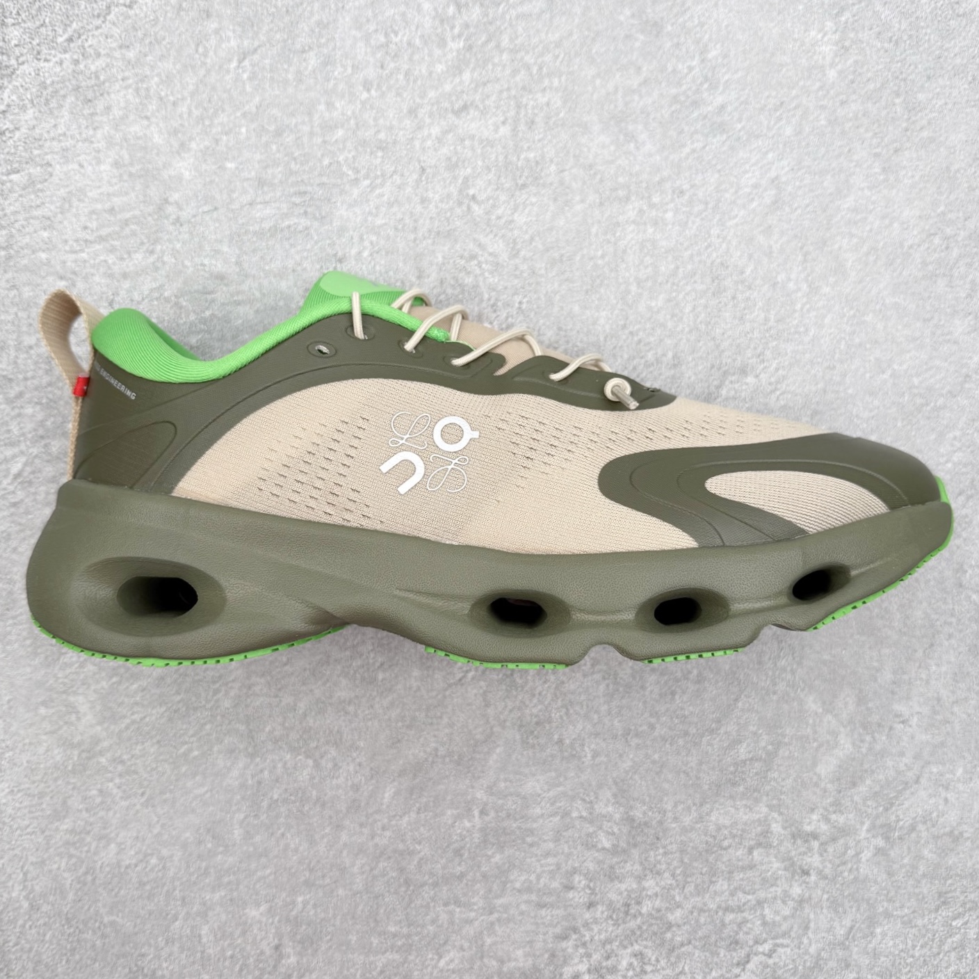 LOEWE x On昂跑Cloudsolo 罗意威联名款圆头抽绳低帮生活休闲鞋 此运动品牌 开创于2010年 缓震着陆、强效回弹、轻柔质感的设计构思始终是ON研制关键 与此同时基于“为全球提供革新性的跑步感受”信念 陆续推出了多款跑鞋及其以专业运动人体跑步工程学为设计关键的功能性跑步服饰设备 让跑者不费力气地畅快畅跑 尺码：36 36.5 37.5 38 38.5 39 40 40.5 41 42 42.5 43 44 44.5 45-选品中心